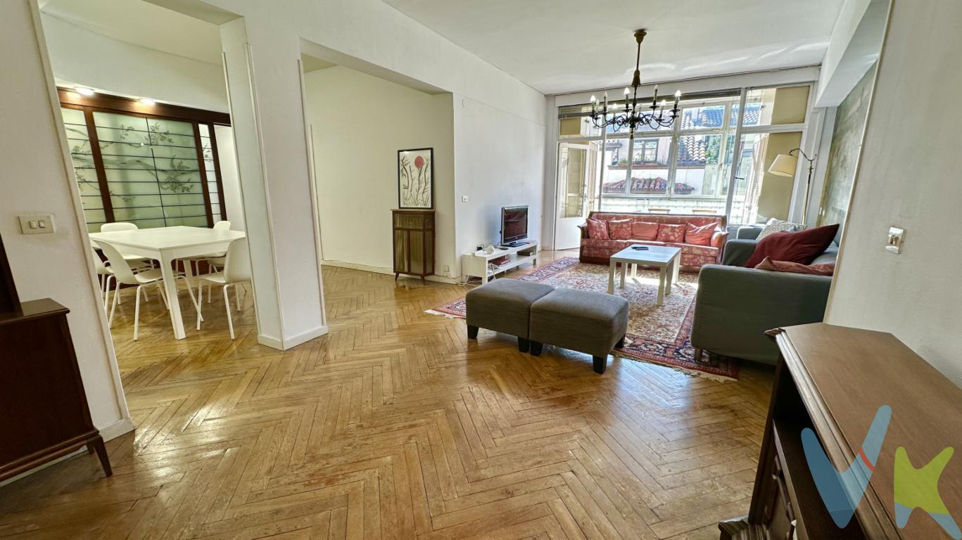 Elegancia, amplitud y ubicación en el corazón más exclusivo de GijónPresentamos esta excepcional vivienda de 180 m² útiles situada en la emblemática Calle Corrida, la dirección más prestigiosa de Gijón. Un enclave único donde el dinamismo urbano se combina con la distinción de una de las zonas más cotizadas de la ciudad.Este magnífico piso destaca por su amplitud, distribución y posibilidades, ofreciendo una experiencia de vivienda sofisticada y confortable:   Imponente salón-comedor, ideal para recibir y disfrutar de espacios abiertos y luminosos   5 dormitorios de generosas dimensiones, pensados para el máximo confort   3 baños completos, incluyendo un elegante baño en suite   Cocina independiente con office, amplia y funcional   Terraza cubierta, perfecta como zona privada de descanso o espacio polivalente   Doble puerta de entrada, aportando privacidad y versatilidad en la distribución   Servicios centralizados, garantizando comodidad durante todo el año? Espacio, luz y exclusividadCada estancia ha sido concebida para ofrecer amplitud y luminosidad, con múltiples posibilidades de actualización para adaptarse a un estilo contemporáneo o mantener su esencia clásica.La doble entrada y la superficie permiten incluso redistribuir la vivienda para crear diferentes ambientes o zonas independientes, ideal para quienes buscan una residencia única o una inversión de alto nivel.? Una ubicación privilegiadaVivir en Calle Corrida es disfrutar de lo mejor de Gijón:   La calle más emblemática y representativa de la ciudad   Entorno peatonal con boutiques, gastronomía y servicios premium   A escasos minutos de la playa de San Lorenzo   Excelente conexión con los principales puntos de interés. Una propiedad única para quienes buscan exclusividad, amplitud y una ubicación irrepetible en el centro de Gijón.Gastos e impuestos no incluidos en el precio. A título orientativo, en segundas transmisiones, el comprador abonará el Impuesto sobre Transmisiones Patrimoniales (ITP). Para consultar los porcentajes del ITP en Asturias puede hacerlo a través de la web oficial de servicios tributarios del Principado de Asturias https://sede.tributasenasturias.es/sites/sede/default/es_ES/Que-quieres-hacer/Transmisiones-Patrimoniales-y-AJD. La base imponible será el mayor valor entre precio de compraventa, tasación o valor de referencia catastral. Gastos de notaría y registro aranceles variables según precio, número de copias y complejidad). El comprador escoge libremente notario. El vendedor asume, por ley, los gastos que le correspondan, salvo pacto en contrario. Si se precisa hipoteca: Tasación, condiciones y costes bancarios según entidad elegida por el comprador; así como los gastos de gestoría y cualesquiera otros inherentes a la formalización de la compraventa. De acuerdo con la ley, no se incluyen en el precio otros gastos o tributos que legalmente correspondan al comprador.Honorarios de intermediación inmobiliaria a cargo del vendedor y honorarios de mediación inmobiliaria del 2% más I.V.A. a cargo del comprador. El consumidor tiene derecho, conforme a la normativa vigente, a disponer de información y documentación adicional relativa al inmueble y condiciones de la compraventa, accesible en la sede física de la agencia en la calle Corín Tellado 1 bajo de Gijón o a través del correo electrónico info@tufincagestion.com. La agencia actúa exclusivamente como intermediaria en la operación. Cualquier compraventa y sus condiciones quedan sujetas en todo caso a la aceptación expresa del vendedor del inmueble y a la posterior formalización del correspondiente contrato. El presente anuncio tiene carácter meramente informativo; la información suministrada se corresponde con la disponible a la fecha de publicación, pudiendo variar en función de las circunstancias o actualizaciones legales, contractuales y fiscales.