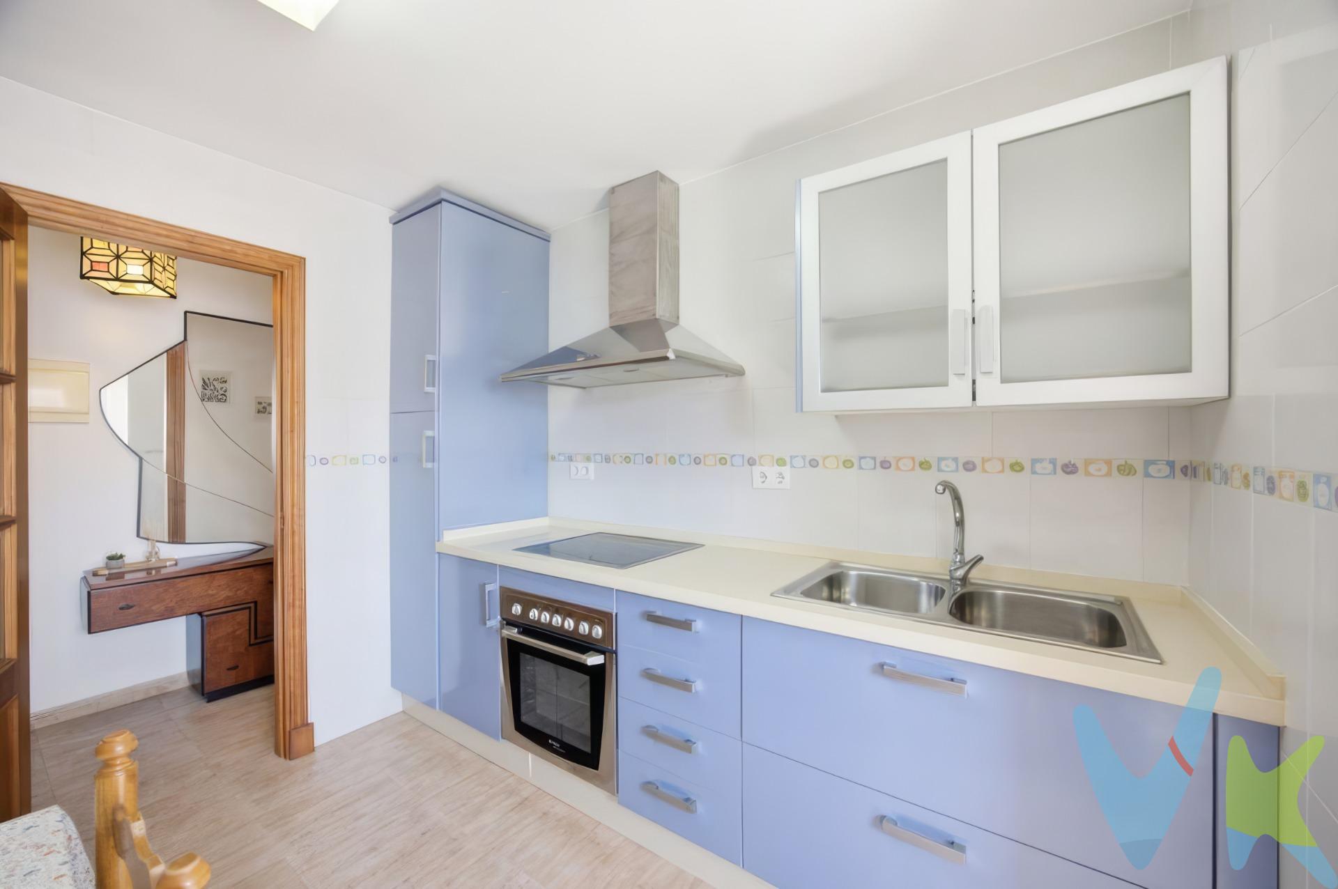 Les  presentamos esta estupenda vivienda situada en Urbanización Las Marismas, una zona consolidada y cómoda de Chiclana, ideal para quienes buscan vivir cerca de servicios, comercios, colegios y zonas de uso diario. La vivienda cuenta con 81,54 m² construidos y una distribución muy práctica: hall de entrada, salón-comedor, cocina con lavadero integrado,tres dormitorios y un baño. El piso se encuentra en perfecto estado, reformado completamente, muy cuidado y listo para entrar a vivir. Ofrece una imagen actual, limpia y funcional, con estancias bien aprovechadas y una agradable sensación de hogar desde el primer momento. Dispone de orientación este, lo que aporta una agradable luz de mañana, además de  carpintería exterior de aluminio lacado con mosquitera y aire acondicionado en el salón. Se vende amueblado y equipado, excepto la mesa y las sillas del salón. La cocina, ampliada con el lavadero integrado, resulta especialmente cómoda para el día a día. Los tres dormitorios ofrecen versatilidad para familias, parejas que necesitan despacho o compradores que buscan una vivienda completa y funcional. Se trata de una tercera planta en edificio sin ascensor, con escaleras de recorrido cómodo, compensado por el excelente estado de la vivienda, su ubicación y su atractivo precio dentro del mercado actual de Chiclana. Una opción ideal como vivienda habitual, primera compra o inversión patrimonial, en una zona con buena demanda y con la ventaja de no tener que realizar reformas. Una vivienda cuidada, luminosa y lista para disfrutar desde el primer día. Comercializamos este inmueble en exclusiva, lo que le garantiza el acceso a toda la información y un servicio de calidad. En cumplimiento del Decreto de la Junta de Andalucía 218/2005 del 11 de Octubre, se informa al cliente que los gastos notariales, registrales, honorarios, ITP y otros gastos inherentes a la compraventa no están incluidos en el precio. Igualmente disponemos de un Seguro de Caución para garantizar las cantidades entregadas a nuestra Agencia en concepto de Reserva y/o Arras. impuestos y gastos de la compraventa. El comprador puede consultar de forma oficial los impuestos aplicables (ITP, AJD, etc.) en la web de la Junta de Andalucía:. https://www.juntadeandalucia.es/organismos/economiahaciendayfondoseuropeos/areas/tributos-juego/tributos/paginas/impuestos-cedidos-transmisiones.html. Si tiene cualquier duda sobre los gastos de la compraventa, llámenos y estaremos encantados de asesorarle de forma clara y personalizada. 