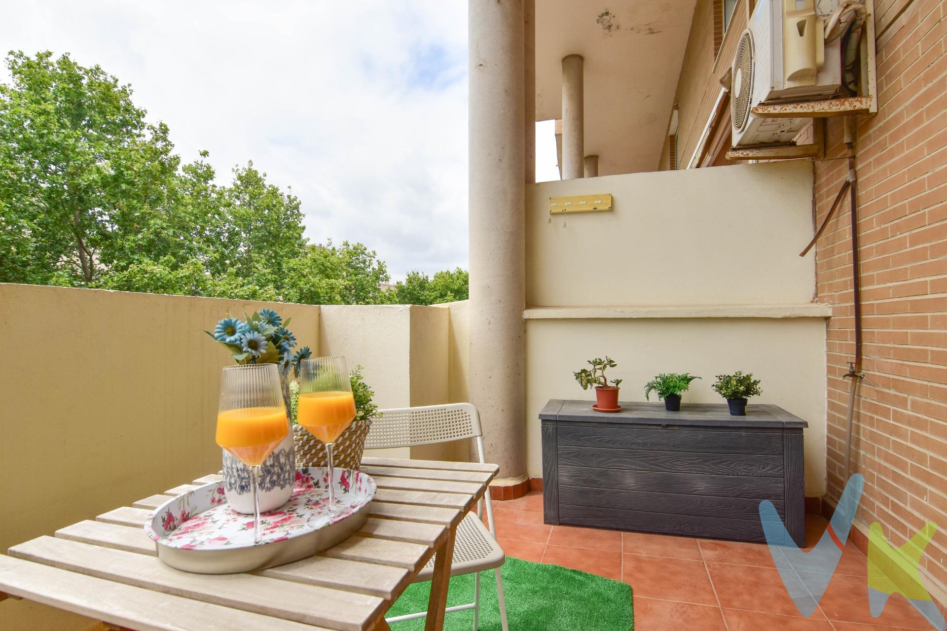 Se vende fantástico dúplex en Catarroja, ideal para quienes buscan amplitud, comodidad y una excelente ubicación. La vivienda destaca por su magnífica terraza con despejadas vistas, perfecta para disfrutar del aire libre, reuniones con amigos o momentos de relax. Distribuida en dos plantas, cuenta con tres habitaciones luminosas, dos baños completos y espacios amplios y funcionales pensados para el día a día. Además, incluye plaza de garaje y trastero, aportando un extra de comodidad y almacenamiento. Ubicada en una zona consolidada y muy bien comunicada, rodeada de todo tipo de servicios: colegios, supermercados, comercios, transporte público, estación de tren y líneas de autobús, lo que permite disfrutar de una vida práctica y cómoda sin renunciar a la tranquilidad. Una oportunidad perfecta tanto para familias como para quienes buscan una vivienda espaciosa en una excelente zona. Nota: Agencia Registrada con el Nº 1395 en el Registro Obligatorio de Agentes Inmobiliarios de la Comunitat Valenciana, consultable en la web de la Generalitat Valenciana. La oferta está sujeta a cambios de precio o retirada del mercado sin previo aviso. La información contenida en el presente anuncio se facilita a título meramente informativo y no contractual, los datos, descripciones, superficies, imágenes y cualquier otro contenido del mismo pueden estar sujetos a errores u omisiones al ser facilitados por terceros. El precio de venta publicado no incluye los honorarios de intermediación inmobiliaria, ni los impuestos legalmente aplicables (IVA o ITP), ni los gastos derivados de la compraventa, tales como notaría, registro y gestoría, ni aquellos derivados de la financiación, en caso de existir. Por mandato expreso del propietario, este inmueble se comercializa en régimen de exclusiva, garantizando al interesado un acceso completo a la información y una gestión profesional, transparente y sin interferencias de terceros. Se ruega no molestar al propietario, a los ocupantes del inmueble ni a los vecinos. Agentes inmobiliarios con cliente interesado pueden contactar con la agencia para colaborar. Nuestro departamento financiero puede conseguir tu financiación. ¡Consúltanos!