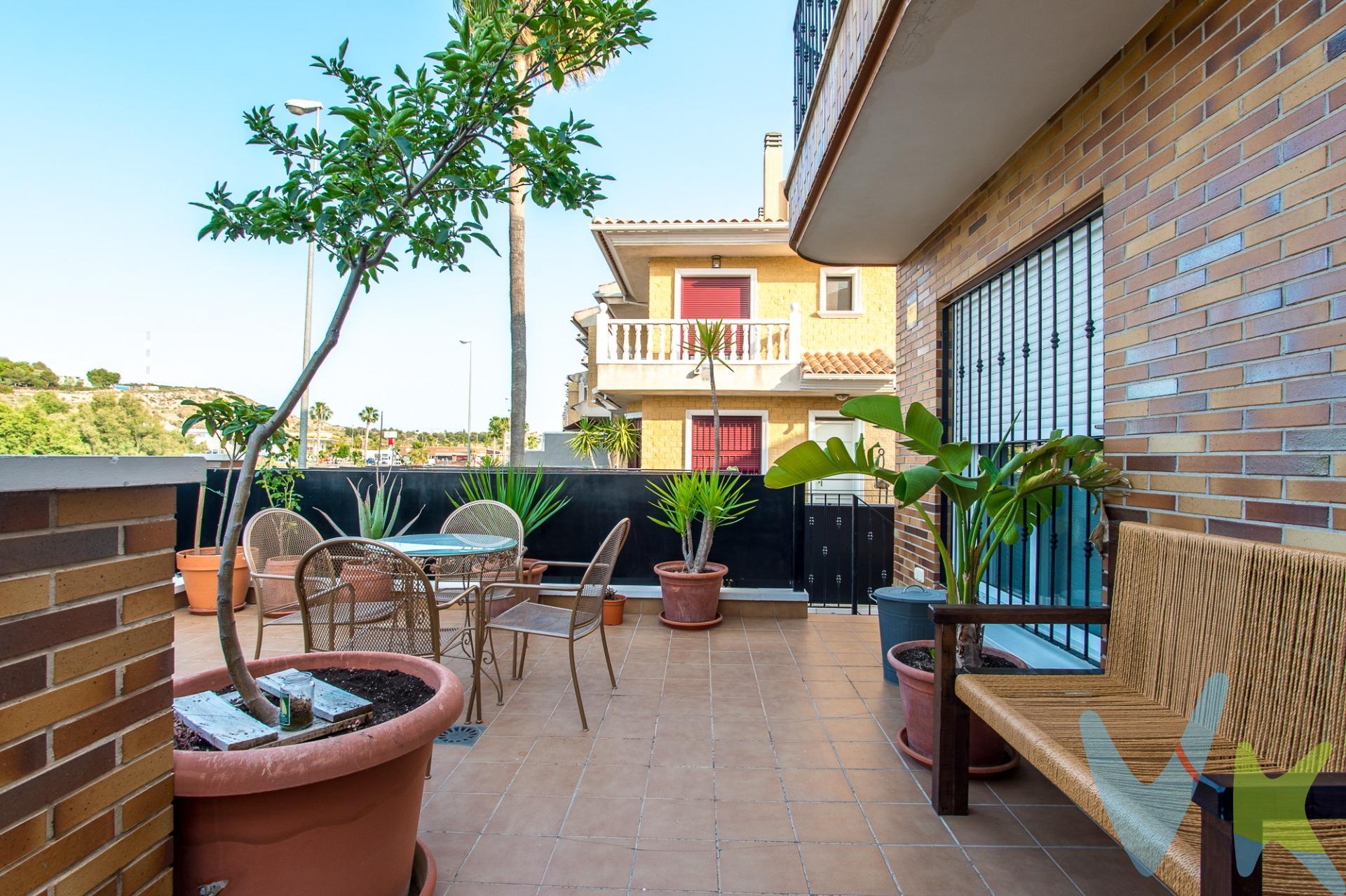Crea el hogar que siempre has soñado en esta espectacular vivienda tipo dúplex, ubicada en una de las zonas más demandadas de Molina de Segura. Situada en una esquina privilegiada de Calle Ronda Este, esta propiedad destaca por su gran terraza, ideal para disfrutar al aire libre, con espacio suficiente para instalar una piscina privada y crear un auténtico oasis urbano. Distribución:. 🔹 Planta principal:. Amplio y luminoso salón comedor, perfecto para reuniones familiares o momentos de relax. Moderna cocina de diseño completamente equipada, con electrodomésticos integrados y acabados de alta calidad. Funcional cuarto de baño completo. Patio interior, que aporta ventilación y luz natural. 🔹 Primera planta:. Tres dormitorios bien distribuidos, ideales para familias o como espacios versátiles (dormitorio, despacho, vestidor…). Un baño completo, cómodo y bien equipado. 🔹 Planta sótano (-1):. Amplio garaje con capacidad para varios vehículos. Acogedor salón de estar adicional, perfecto como zona de ocio, cine o juegos. Otro cuarto de baño, aportando funcionalidad extra a esta planta. Espacio adicional que puede destinarse a trastero, gimnasio o sala multiusos. Extras y puntos destacados:. Vivienda esquinera, con mayor privacidad y entrada de luz natural. Posibilidad de instalar piscina en la terraza. Diseño moderno y funcional. Buena conexión con servicios, comercios y transporte. Esta es una oportunidad única de vivir en un hogar espacioso, moderno y con muchas posibilidades. ¡Contacta para más información o para concertar una visita!. Para terminar te queremos comentar algo: ¡Descubre una aventura inmobiliaria que combina calidad, pasión y profesionalidad! La confianza que los propietarios han depositado en nosotros es un testimonio de nuestro compromiso en brindarte un servicio excepcional. Aquí viene el detalle especial: al contactarnos directamente, evitarás molestarlos, nosotros seremos tus intermediarios y te proporcionaremos toda la asistencia necesaria. Estamos aquí para facilitarte la documentación e información que requieras, y te prometemos un trato cálido y sin complicaciones. Te informaremos detalladamente de todos los aspectos, incluyendo gastos de la compra y honorarios de agencia que no están incluidos en el precio, para garantizar tu comodidad y tranquilidad durante todo el proceso. Esa es nuestra esencia, proporcionarte. Calma: “Estado ideal de tranquilidad que tendrás al comprar tu casa con nosotros”. Queremos que sepas que tanto la descripción del inmueble como las imágenes que ves son valiosas referencias informativas, en ningún caso tienen carácter contractual. Asimismo, el precio ha sido designado por la propiedad por lo que podría sufrir variaciones y no sería vinculante hasta que se formalice en contrato de compraventa.