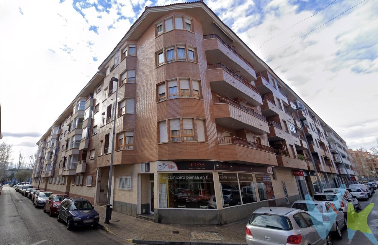 ¡Magnífico piso totalmente exterior con terraza y ascensor!. Se vende acogedora y luminosa vivienda en una tercera planta con ascensor, totalmente exterior. Una propiedad impecable, en perfecto estado para entrar a vivir, ideal tanto para residencia habitual como para inversión. Distribución de la vivienda. Salón amplio y con gran luz natural. Dormitorio principal de 12 m² . Segundo dormitorio de 11 m². Cocina independiente de 8,20 m². Baño completo. Cuenta con una terraza y un balcón. Calidades y equipamiento. Calefacción: Sistema individual hilo radiante, que proporciona un confort homogéneo en todo el hogar. Agua caliente: Termo eléctrico. Ventanas: Madera con cristal con cámara de aislamiento térmico y acústico. Puertas: Madera. Suelos: Terrazo. Comunidad: Solo 28 €/mes. Emplazamiento inmejorable con excelente conectividad. A un paso de la estación de AVE y de la estación de autobuses. Cerca de todo tipo de servicios: supermercados, farmacia, restaurantes y comercios de barrio. Muy cercano al centro de salud y al hospital. . 