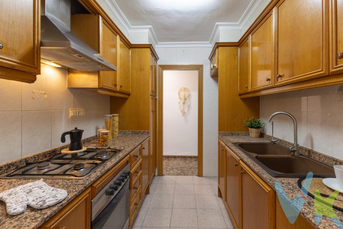 ¡Una oportunidad única en el barrio Hostalets de Puçol! Presentamos este magnífico piso de 91 metros cuadrados, listo para convertirse en su próximo hogar. Situado en la primera planta de un edificio construido en 1974, este inmueble ofrece una combinación perfecta de comodidad, accesibilidad y calidad de vida.Al acceder a la propiedad, será recibido por un espacioso salón que se abre a un balcón, ideal para disfrutar de momentos de relajación al aire libre con vistas a la encantadora zona ajardinada. La abundante luz natural que inunda este espacio, junto con su distribución bien pensada, crea un ambiente cálido y acogedor donde sentirse a gusto desde el primer momento, nada mas entrar en la vivienda. La propiedad dispone de cuatro habitaciones, cada una con suficiente espacio para adaptarse a sus necesidades personales, ya sea para dormitorios, oficinas,  espacios creativos, o un vestidor al lado de la habitación principal. Las doble orientación  permiten la entrada continua de luz, lo que aporta una sensación de bienestar y amplitud. Esto hace que cada rincón del piso sea un lugar donde sentir el confort del hogar.La cercanía al tren y al bus dentro de Puçol convierte a esta localización en una opción inmejorable para aquellos que buscan conectividad sin renunciar a la serenidad de una comunidad residencial tranquila. La proximidad a estas opciones de transporte asegura una movilidad rápida y eficiente hacia el centro de la ciudad y otros puntos de interés, facilitando la vida diaria de sus residentes. Muy cerca del nuevo MERCADONA , MAS y MAS, Gasolineras LOW COST, CAXTOON COLLEGE, MC DONADLS y BURGUER . La cocina, completamente equipada,  se destaca por su funcionalidad y diseño práctico de madera ,dispone de cocina de gas, horno ,campana extractora de acero inoxidable , calentador marca  VAILLANT  y gas ciudad en el edificio, ofreciendo mucho espacio de almacenamiento y todo lo necesario para disfrutar de preparar deliciosas comidas.  El patio comunitario con enchufes de luz y grifo de agua , con salida DIRECTA  desde la cocina y la segunda habitación , crean un rincón único dentro de la vivienda , donde poder disfrutar de momentos únicos .Asimismo, el diseño del inmueble asegura que pueda disfrutar de cada parte de él con la máxima comodidad , diferenciando la zona de día de la zona de noche .Una de las características más atractivas de esta propiedad es su balcón y comedor , con sus dos toldos para mayor intimidad y frescura un espacio íntimo donde puede relajarse tomando el sol o disfrutando de una cena al aire libre. Esta ampliación del hogar hacia el exterior es perfecta para disfrutar del clima mediterráneo en cualquier época del año. A su vez los aparatos de aire acondicionado con bomba de calor marca  LG  instalados en el comedor y en la habitación del fondo , crean un ambiente inmejorable. El baño de la vivienda ha sido perfectamente adoptado a las nuevas necesidades cambiando la bañera por plato de ducha con mampara y desagüe preparado para instalar la lavadora y así dejar libre el hueco en la cocina para el lavavajillas y calefactor de pared. Con pequeña ventana en el baño .El entorno ajardinado que rodea el edificio no solo añade belleza al entorno, sino que también proporciona un espacio de esparcimiento donde podrá disfrutar de la naturaleza sin tener que alejarse de su hogar. Este oasis verde se presenta como un lugar perfecto para disfrutar de paseos tranquilos o actividades al aire libre.Con todos estos atributos, este piso es una opción imperdible para aquellos que buscan una vivienda que ofrezca tanto funcionalidad como calidad de vida. El equilibrio entre la proximidad a los medios de transporte y la tranquilidad de una zona residencial convierten a esta propiedad en una elección insuperable para familias, parejas o cualquier persona que valore estos aspectos.En el precio del inmueble no se incluyen los gastos de notaría y registro de la propiedad (que depende de la notaría elegida y del precio de escrituración) y los impuestos (que en la Comunitat Valenciana varían dependiendo del precio del inmueble, de las características personales del comprador y de la calificación oficial del inmueble).Tampoco se incluyen los honorarios de la agencia inmobiliaria por la gestión en todo el proceso de la compraventa, tramitamos todos los cambios de suministros del inmueble y los impuestos que tenga vinculados la vivienda en su Ayto., Diputación o Hacienda, que ascienden al 3% del precio final del inmueble más el 21% de IVA.Por mandato expreso del propietario, comercializamos este inmueble en exclusiva, por lo que garantizamos un servicio de calidad, un trato fácil, sencillo y sin interferencias de terceros. Por este motivo, se ruega no molestar al propietario, a los ocupantes de la propiedad, a los vecinos, o conserjes del edificio o urbanización si los hubiera. Muchas gracias por su comprensión.No pierda la oportunidad de visitar este fantástico inmueble. Descubra por usted mismo todo lo que este piso en Puçol tiene para ofrecer, desde el confort de sus espacios hasta la comodidad de su ubicación. Su próximo hogar le espera con los brazos abiertos, listo para brindarle innumerables momentos de felicidad y tranquilidad. ¡Visítelo y déjese conquistar por todas sus ventajas! 