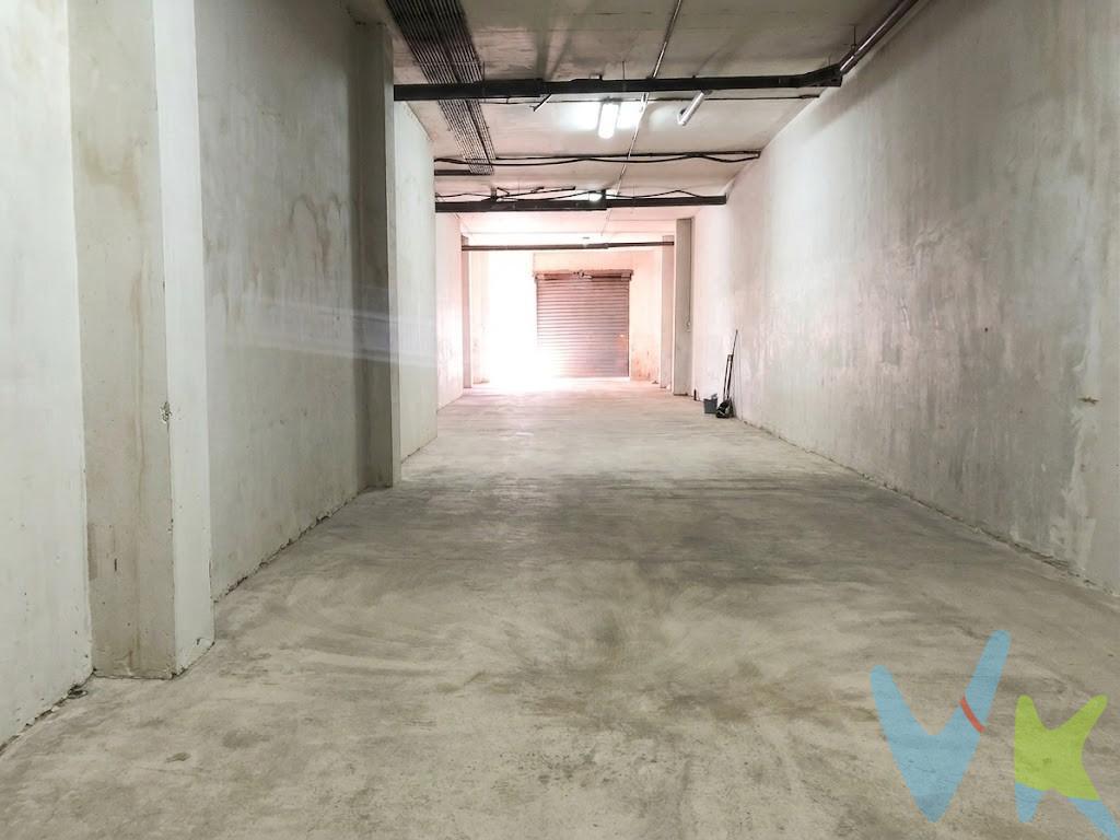 Bajo diáfano de 180m² en Massanassa – Portón automático y excelente conectividad . ​¿Buscas el lugar perfecto para materializar tu proyecto, expandir tu empresa o asegurar una inversión con un gran potencial? Este bajo comercial de 180 m² totalmente diáfano es el lienzo en blanco que estabas esperando. Olvídate de reformas estructurales y diseña la distribución a tu medida, sin limitaciones. ​El local está listo para que entres a trabajar desde el primer día, ahorrándote tiempo y molestas gestiones administrativas. ​Lo que hace único a este local: Espacio 100% aprovechable: 180 m² construidos completamente diáfanos. ​Comodidad y logística: Doble acceso mediante puerta peatonal y un portón automático de gran tamaño, ideal para la entrada de vehículos y la carga/descarga de mercancías. ​Listo para arrancar: Suministros de luz y agua ya dados de alta. ¡Sin esperas ni papeleos!. ​Servicios incluidos: Dispone de un baño completo ya instalado. ​Ubicación estratégica: Situado en la C/ Alquería Soria 38, Massanassa, una zona tranquila con un acceso rodado impecable. Conexión rápida y directa con la V-31 y la CV-400, lo que te sitúa a un paso de Valencia y alrededores. ​¿Para quién es ideal? Es la inversión perfecta para montar un taller, almacén logístico, estudio creativo, oficina comercial o cualquier tipo de emprendimiento que requiera espacio y accesibilidad. Superficie: 180 m² construidos. ​Dirección: C/ Alquería Soria 38, Massanassa (Valencia). ​Tu próximo éxito profesional empieza aquí. Visitas sin compromiso. ¡Contáctame hoy mismo y ven a verlo!. ​. OPCIÓN ALQUILER: Impulsa tu actividad desde el primer día. Alquiler de bajo diáfano de 180m² en Massanassa – Con portón automático | 700€/mes. ​​Disponibilidad: Inmediata. ​No dejes pasar esta oportunidad en una de las zonas con mejor acceso de Massanassa. Disponible ya. ¡Llama o escribe ahora y agendas una visita!. VENTA:. PVP 109.999€. Gastos e impuestos no incluidos en el precio. La compra conlleva impuestos y gastos de formalización para el comprador. A título orientativo se informa que en segundas transmisiones el ITP con carácter general en Valencia es del 9%, pudiendo existir otros tipos impositivos atendiendo a las circunstancias personales del comprador u otras circunstancias previstas legalmente. Base imponible del impuesto el mayor valor entre el precio de compraventa, la tasación o el valor de referencia catastral. En cuanto a los gastos de notaría y registro, en su caso, suelen oscilar aprox. entre 1,5% y 2,5% (aranceles variables según precio, n.º de copias y complejidad). El comprador elige notario. Si el comprador precisase de hipoteca: tasación, condiciones y costes bancarios serán según entidad elegida por el comprador, así como los gastos de gestoría, y cualesquiera otros gastos inherentes a la formalización de la compraventa que legalmente correspondan a la parte compradora, salvo pacto expreso en contrario con el vendedor. El consumidor tiene, conforme a la normativa vigente, a su disposición información y documentación adicional relativa al inmueble y condiciones de la compraventa, que podrá ser consultada en C/Joaquín Costa 4, bajo 46005 Valencia o urbe2@remax.es. Honorarios de mediación inmobiliaria a cargo del COMPRADOR: (3% del precio final de venta más IVA (21%), salvo otro pacto.); y de VENDEDOR (según acuerdo con el mismo). Se informa al consumidor que la agencia actúa como intermediaria inmobiliaria en la operación, estando cualquier eventual compraventa y sus condiciones sujeta a la aceptación expresa del propietario-vendedor y a la posterior formalización del correspondiente contrato.