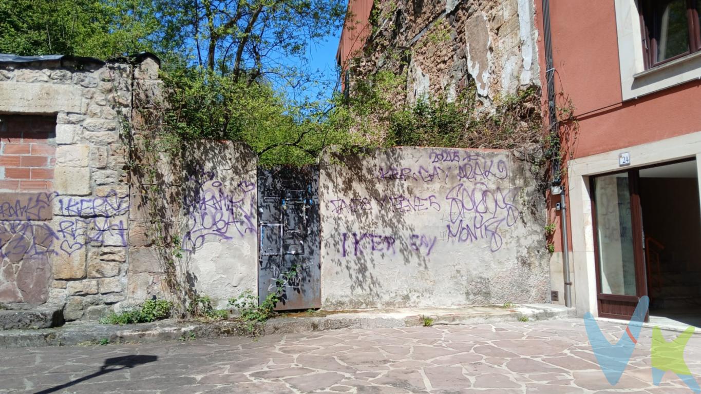  ¡Descubra la finca de sus sueños en el encantador municipio de Cabezón de la Sal! Esta increíble propiedad, ofrece una oportunidad única para construir el hogar de sus sueños, invertir en un hotel, negocio, restaurante en el centro de Cabezon.Cabezón de la Sal, conocido por su encanto y hospitalidad, es el contexto perfecto para esta singular propiedad. La proximidad al mar y a las montañas le brinda diversidad de actividades para disfrutar durante todo el año. Por otro lado, el entorno local ofrece todas las facilidades que usted podría necesitar, desde tiendas y servicios básicos hasta restaurantes y zonas de ocio, haciendo su día a día más cómodo y agradable.Este excepcional rincón de Cabezón de la Sal es, sin duda, una oportunidad que no debe dejar pasar. La accesibilidad al transporte público hace que cualquier desplazamiento sea sencillo, ya sea que necesite viajar por negocios o simplemente explorar los alrededores.Imagine despertar cada mañana rodeado por la naturaleza, con el canto de los pájaros y el suave murmullo de las hojas como compañía. Esta finca le permite respirar la verdadera esencia de la vida rural sin renunciar al confort moderno. Visitar esta propiedad es el primer paso hacia un cambio de vida lleno de posibilidades y satisfacciones.  