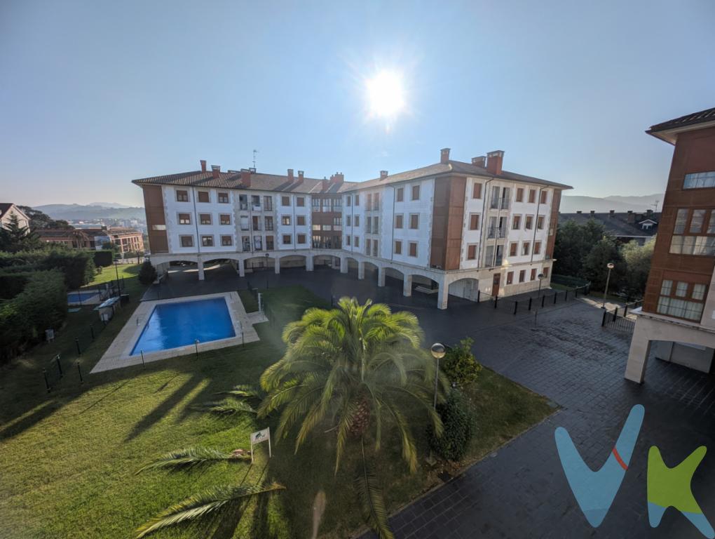 En la prestigiosa urbanización La Zarceta, en Treto, se encuentra este estupendo piso en venta, una vivienda amplia, luminosa y lista para entrar a vivir.Construido en 2005, el piso cuenta con 94 m² construidos (81,60 m² útiles) distribuidos de manera cómoda y funcional: tres dormitorios, dos baños completos, un salón comedor muy espacioso y luminoso, y una cocina independiente equipada con acceso a un pequeño balcón. Plaza de garaje incluida en el precio.El edificio dispone de ascensor y la vivienda cuenta con calefacción individual, excelente orientación y vistas despejadas.La urbanización destaca por sus zonas verdes privadas y piscina comunitaria, un entorno ideal para disfrutar de la tranquilidad y el bienestar sin renunciar a las comodidades modernas.Situada a tan solo dos pasos de Colindres y con excelentes conexiones por carretera y tren, esta vivienda ofrece el equilibrio perfecto entre calidad de vida y buena ubicación.Un piso cuidado, con luz natural, espacios amplios y todas las comodidades que convierten esta propiedad en una opción excepcional en Treto.Posibilidad de adquirir una plaza de garaje adicional por 7.000 euros.Impuestos, gastos notariales y registrales no incluidos