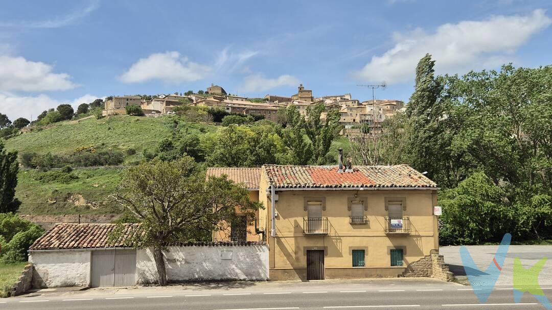 ¡OPORTUNIDAD! A un precio incomparable, se ofrece una gran finca en Pueyo. Una singular propiedad, antigua venta a la orilla de la carretera nacional. La propiedad se extiende desde la carretera hasta el río y se divide en una gran campa asfaltada, una hermosa huerta y patio ajardinado. Aparte de la construcción.La construcción, de más de 400m2,  se compone de la casa original de principios del siglo XX  y una sólida ampliación de 1995, además de un garaje exento. En planta baja hay una gran cocina industrial y 3 espacios, que pueden ser un gran salón, zona de Txoko con barra y dormitorios si se necesitan. En el semisótano con acceso directo al jardín hay muchos metros con ventilación y luz natural, que han funcionado como almacenes, y varios baños que daban servicio al establecimiento. En la planta primera un baño completo y varias estancias de la vivienda original. Dispone de agua corriente, electricidad, calefacción  y agua caliente con caldera de gasoil  y aire acondicionado con bomba de calor en la parte moderna. Por lo tanto se puede disfrutar desde el primer momento. Al haberse dedicado a hostelería y aunque una parte figura como vivienda, no dispone actualmente de cédula de habitabilidad. Aunque se puede conseguir con algunas actuaciones.
Sin duda una oportunidad que se ofrece a un precio sin competencia. Merece la pena visitarla, porque es la única forma de hacerse idea del potencial de esta magnífica propiedad. .¡Llama y te acompañamos!
 
 