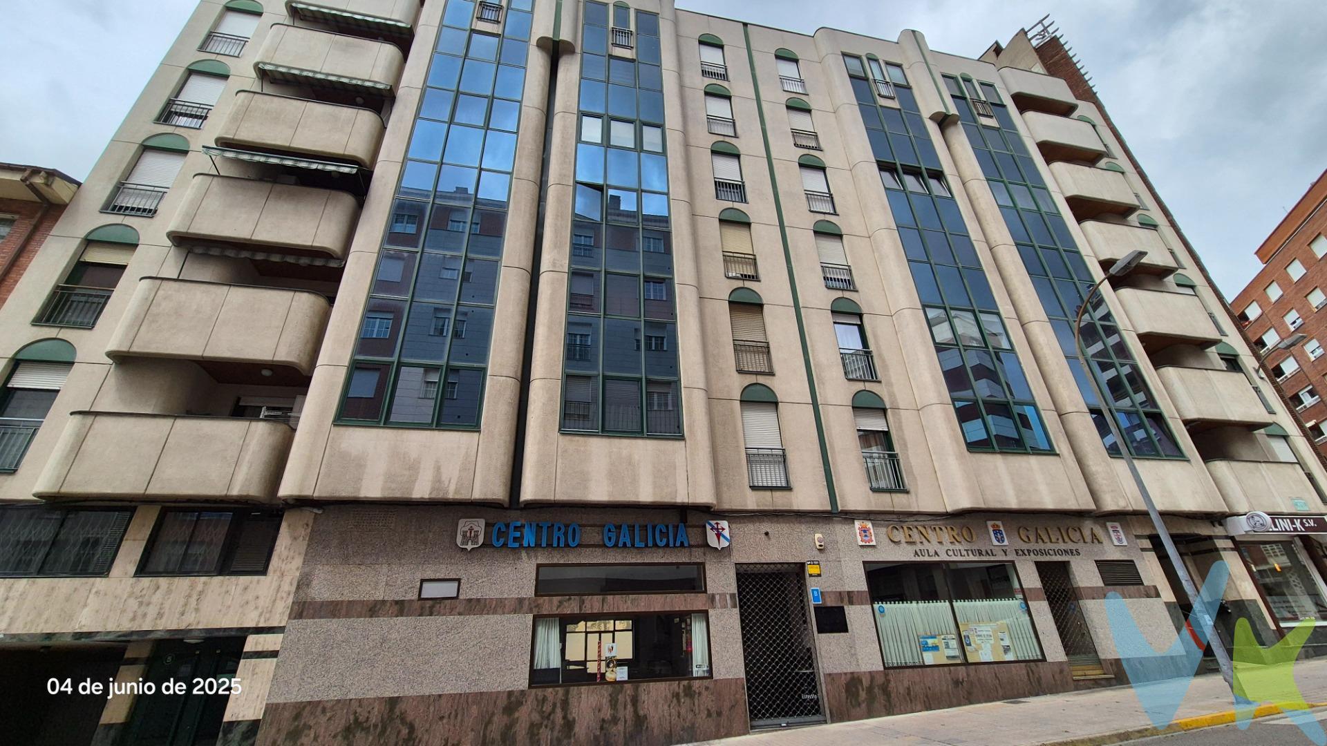 Piso en Ponferrada zona Centro, 154.00 m. de superficie, 50 m2 de terraza,  una habitación doble y 2 habitaciones sencillas, 2 baños, propiedad para Entrar a vivir, cocina equipada, carpinteria interior de haya, orientación este oeste, suelo de gres y parquet, carpinteria exterior de aluminio / climalit. Extras: agua, ascensor, balcón, calefacción, luminoso, luz, terraza, trastero, árboles, céntrico, centros médicos, supermercados, vistas despejadas, zona de paso, zonas infantiles, garaje  incluido. 