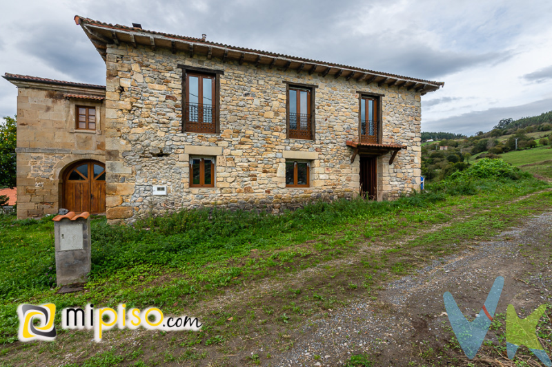 Casa de Piedra Reformada  de 2 plantas  en plena Naturaleza en un entorno paisajístico maravilloso, muy cerca de todos los servicios y a 15 min de laplaya de Laredo .  Consta de 2 plantas P. Baja Salón con cocina Americana, baño y Trastero, P Segunda 3 habitaciones y baño. Preinstalación de Calefacción Ventanas de PVC.  Si le gusta la tranquilidad y la montaña no deje pasar esta oportunidad.