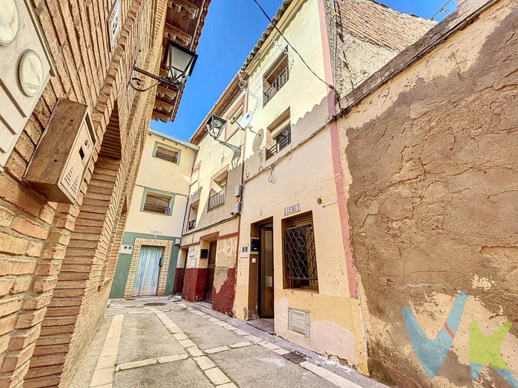 Edificio de dos dormitorios en Ablitas junto a la Plaza de los Fueros. La casa consta de tres plantas, en planta baja se encuentra la cocina, el comedor y un baño, en planta primera dispone de un amplio dormitorio con armario (caben dos camas sin problema) y en planta ático otro dormitorio también grande con dos camas y armario. Los dormitorios son luminosos y desde la planta alta se tienen vistas despejadas.