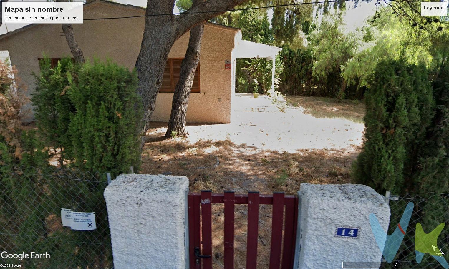 Estupenda villa en la zona entre la playa en la zona de la escuela de vela y el pueblo, con acceso a través de la ruta verde; tiene una construcción del año 1975 de buena calidad y la villa es de una sola planta con una distribución muy cómoda y con muchas posibilidades de reforma; tiene un porche en orientación este y una pequeña construcción que se utilizaba como garaje cerrado y como trastero en la parte oeste; la parcela rodea la villa y tiene una extensión de 700 metros con lo que hay posibilidad de hacer una piscina y aún quedaría una amplía zona verde con arbolado. La vivienda tiene acceso en dos orientaciones y se distribuye en comedor, cocina, paso, cuatro habitaciones y dos baños, tal y como se puede observar en el plano que adjuntamos. Es ideal para vivir todo el año; les presentamos una posible reforma moderna y funcional que hace de esta villa un hogar ideal para disfrutar de ella y de la tranquilidad de Benicasim sin perder todos los servicios a su alcance.