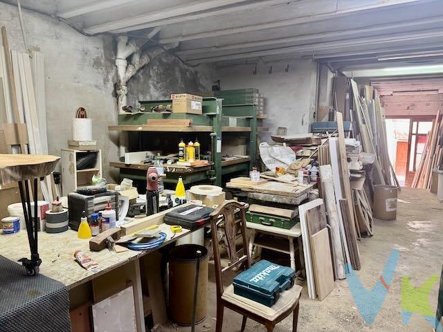 . ¿Buscas el sitio perfecto para tu negocio? ¡Este local a pie de calle, con 160 m² útiles, es totalmente operativo y listo para empezar a trabajar desde el primer día! Ideal para carpintería, taller o similar proyecto creativo. 🛠️✨. Características que te encantarán: . • 🏢 Superficie construida: 173 m² . • 📏 Superficie útil: 160 m² . • 🛋️ Distribución diáfana con 1 aseo y 1 oficina  de 14 m2. • 📦 Almacén/archivo y sistema de alarma . • 🪟 Fachada de 4,20 metros lineales muy visible . • 💡 Licencia activa, luz y agua dadas de alta . • 🏠 Edificio de 1968, bajo accesible . • 👀 Escaparate a pie de calle. Otros detalles: . • ⚡ Totalmente en pleno rendimiento, disponible de inmediato . • 🛠️ Maquinaria opcional y negociable. . ¡No dejes escapar esta oportunidad! Ven a verlo sin compromiso e imagina todo lo que puedes hacer aquí. Si desea dudas o más información, envía un mensaje por chat 💬. . NOTA:. En los importes indicados no se hayan incluido los impuestos y tasas aplicables a la compra o alquiler del bien inmueble. Las fotografías, vídeos, planos y demás documentación gráfica pueden no corresponder con la realidad actual, así como los metrajes y superficies, y no tienen carácter contractual. Salvo indicación contraria, los muebles y equipamiento que aparecen en el anuncio no están incluidos en el precio. Tampoco están incluidos en los precios los gastos e impuestos de formalización de la compraventa: IVA, ITP, Notario, Registro, etc.