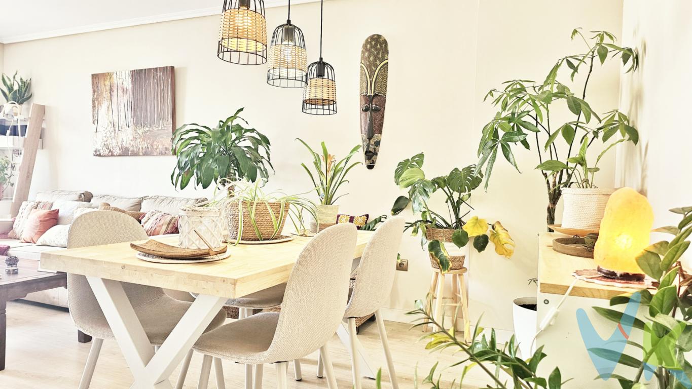  ¡Bienvenido a tu nuevo hogar en Riba-roja de Túria! Te presentamos un magnífico piso en venta, situado en una ubicación envidiable que te ofrece una vida cómoda y conectada. Este espacioso inmueble se encuentra en la segunda planta de un edificio construido en 2004, con una estructura moderna y todas las comodidades que necesitas para disfrutar de un estilo de vida de calidad.Este piso cuenta con una superficie construida de 95 metros cuadrados, de los cuales 82 metros son útiles, perfectamente distribuidos para ofrecerte el máximo confort. Al ingresar, te recibirán espacios bien iluminados gracias a una distribución que optimiza la entrada de luz natural. La sala de estar es amplia y abierta, perfecta para crear un ambiente acogedor donde podrás relajarte al llegar a casa o recibir a tus invitados.Dispone de tres habitaciones, cada una pensada para ofrecerte un espacio privado y tranquilo. El diseño interior de las habitaciones permite personalizarlas según tus necesidades y preferencias. Podrás destinarlas como dormitorios, oficinas en casa o ese espacio que siempre has deseado para tus hobbies.La cocina se presenta como un área funcional y moderna, equipada con todo lo necesario para que disfrutes preparando tus platos favoritos. Amplios armarios te permitirán organizar todos tus utensilios y víveres de manera eficiente. Su diseño facilita la interacción con la sala de estar, haciendo de esta una zona perfecta para compartir momentos en familia.Además, este encantador piso te ofrece el lujo de disfrutar de un balcón, donde podrás tomar el aire fresco y disfrutar de momentos de tranquilidad. Aquí, tus mañanas comenzarán con la agradable brisa y tus tardes serán testigos de relajantes puestas de sol.Una de las ventajas significativas de esta propiedad es el acceso a un ascensor, lo cual resulta especialmente conveniente para el traslado diario y para las personas que puedan tener dificultades con las escaleras. A esto se suma la comodidad de contar con una plaza de garaje, asegurando que tu vehículo esté siempre protegido y a salvo.La ubicación de este inmueble es uno de sus mayores atractivos. Se encuentra a escasa distancia de paradas de autobús y estaciones de metro, lo que te garantiza conexiones rápidas y eficientes con el resto de la ciudad y sus alrededores. Esta accesibilidad asegura que siempre puedas moverte con facilidad, ya sea para tu rutina diaria o para explorar todo lo que Riba-roja de Túria tiene para ofrecer.Finalmente, la comunidad vecinal es acogedora y tranquila, lo que convierte a este piso en el lugar ideal para aquellos que buscan un entorno apacible sin renunciar a las comodidades urbanas. La modernidad del edificio, junto con su excelente estado de conservación, son garantías de que estás realizando una inversión segura.No dejes pasar esta oportunidad única de adquirir un piso que lo tiene todo. ¡Te invitamos a visitarlo y descubrir por ti mismo todas sus ventajas y encantos! Tu nuevo hogar en Riba-roja de Túria te está esperando. 