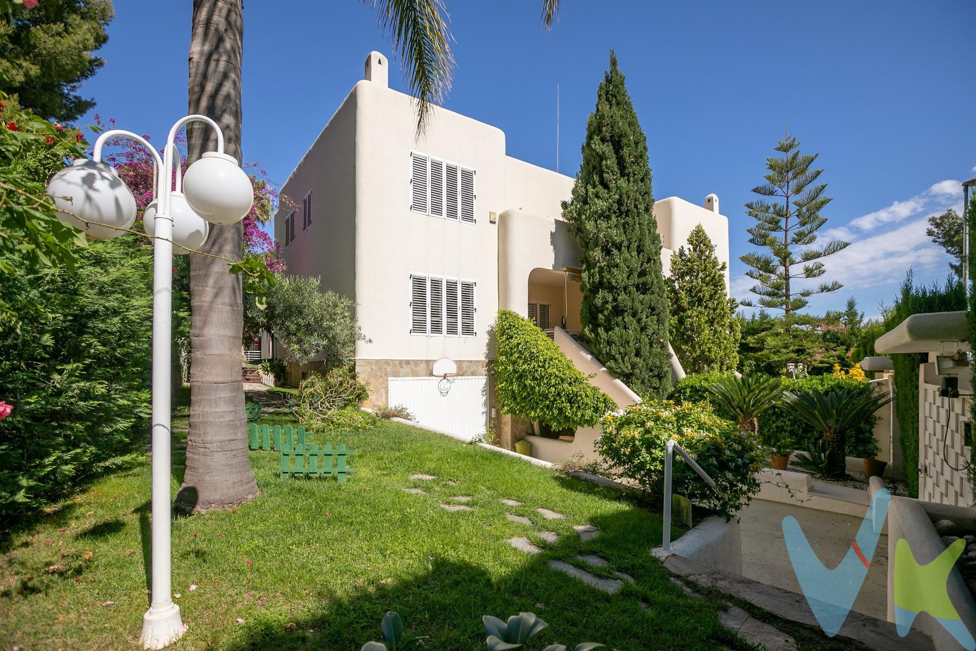 Te presentamos en exclusiva este increíble chalet en mismo centro del Vedat, en una de las mejoras zonas, y más exclusivas de Valencia. Se trata de una casa con 653 m2 de parcela, lo que la hace maravillosa por su espacio y zonas ajardinadas, que harás las maravillas de las visitas. Además de una gran parcela, cuenta con piscina con depuradora, así como un bonito paellero con cenador, y un práctico baño en dicha zona, que es la practicidad en si mismo cuando te encuentra en la zona de la piscina. Y de su interior, tiene poco que añadir, sus fotografías lo dicen todo. LO MEJOR ES VENIR A VISITARLA, porque es una casa que enamora a primera vista, distinta, singular, fuera de lo común, tanto por su espacio como por su distribución. Cuenta con un gran y amplio comedor, terraza acristalada, garaje para varios coches, sistemas de seguridad, bañera hidromasaje, mallorquinas, gran cocina, y todo, todo cuidado al detalle..como hemos dicho, es una casa para verla, las fotografías no le hacen justicia, así que te esperamos. Si eres una agencia inmobiliaria y tienes un cliente para esta casa, llámanos, estaremos encantados de colaborar. Por mandato expreso del propietario, comercializamos este inmueble EN EXCLUSIVA, lo que le garantiza un servicio de calidad, un trato fácil, sencillo y sin interferencias de terceros. Por este motivo, se ruega no molestar al propietario, a los ocupantes de la propiedad, a los vecinos. Muchas gracias por su comprensión. .  El precio NO incluye los gastos de notaría, ni impuestos, ni gastos de registro de la propiedad, ni gastos de gestoría, ni honorarios de la inmobiliaria, ni cualquier otro gasto que no este especificado.  .  Los datos e información contenida en este anuncio es meramente informativa, por lo que no tiene carácter contractual, pudiendo contener errores, reservándose la inmobiliaria a poder modificarla en cualquier momento. Para saber más sobre el mismo no dude en ponerse en contacto con nosotros.