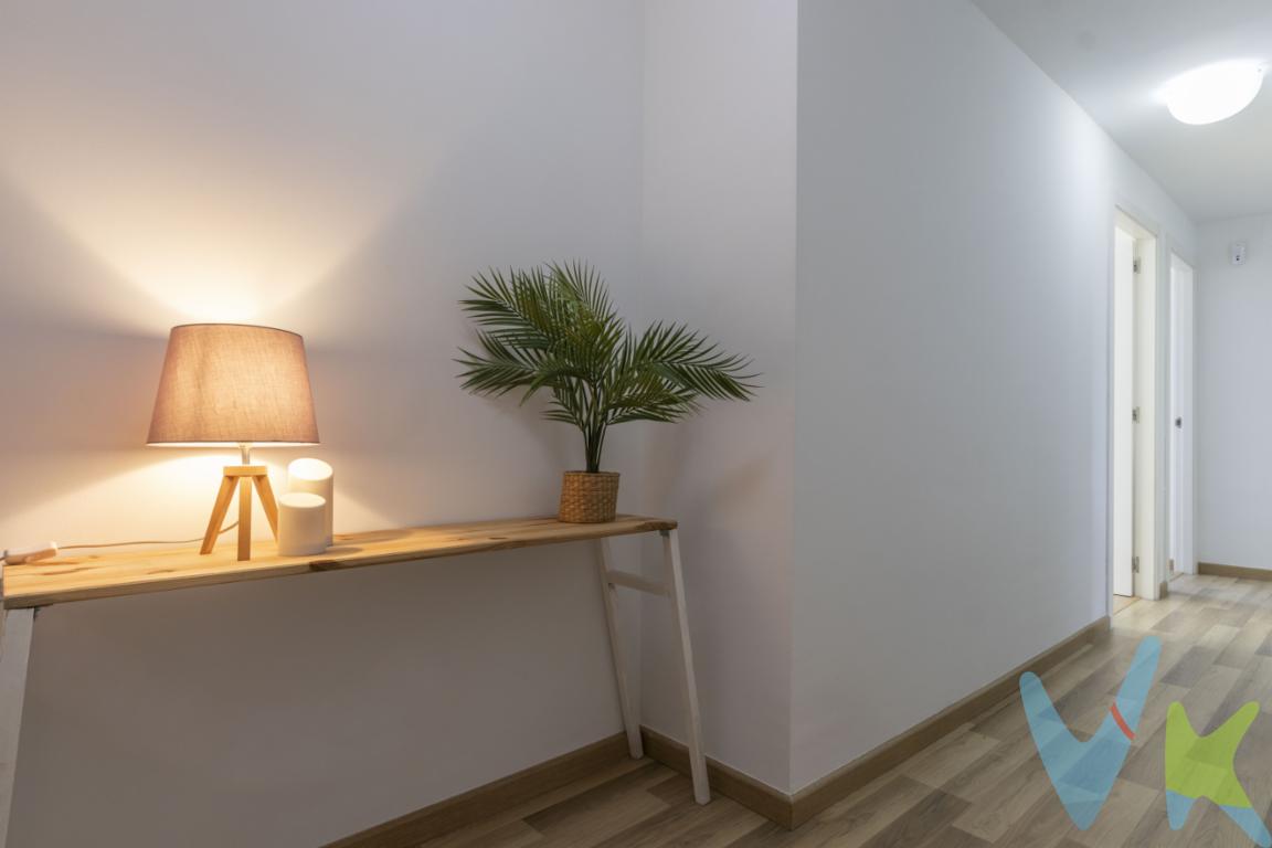 Piso de 2 Habitaciones con Garaje y Trastero en Torrent Descripción General del InmuebleSe presenta para la venta una vivienda tipo piso ubicada en la localidad de Torrent. El inmueble está situado en la primera planta de un edificio residencial. La fecha de construcción del edificio es del año 2017, por lo que sus estándares de construcción son contemporáneos. Distribución y CalidadesLa distribución interior de la vivienda consta de dos dormitorios y dos baños.El suelo es de tarima y las puertas lacadas en blanco. Equipamiento y Zonas ComunesEl edificio está equipado con ascensor, garantizando el acceso a la primera planta.El precio de venta incluye dos anexos vinculados a la propiedad:Una plaza de garaje, destinada al estacionamiento de vehículos.Un trastero, destinado a almacenamiento adicional. Ubicación y ServiciosLa finca se encuentra en una zona de Torrent que dispone de conexiones de transporte público. La proximidad incluye acceso a estaciones de metro y paradas de autobús. Estas conexiones facilitan el transporte al centro de Torrent y a Valencia capital.El entorno inmediato de la propiedad cuenta con servicios básicos, tales como comercios, centros educativos y centros de salud. Solicitud de VisitaPara recibir información técnica adicional, como planos o la memoria de calidades, o para coordinar una visita a la propiedad, contacte con nuestra oficina.El precio no incluye lo siguiente: Honorarios de la agencia inmobiliaria, impuestos (IVA, ITP) y otros gastos de la Compraventa (notaria, gestoría y registro).