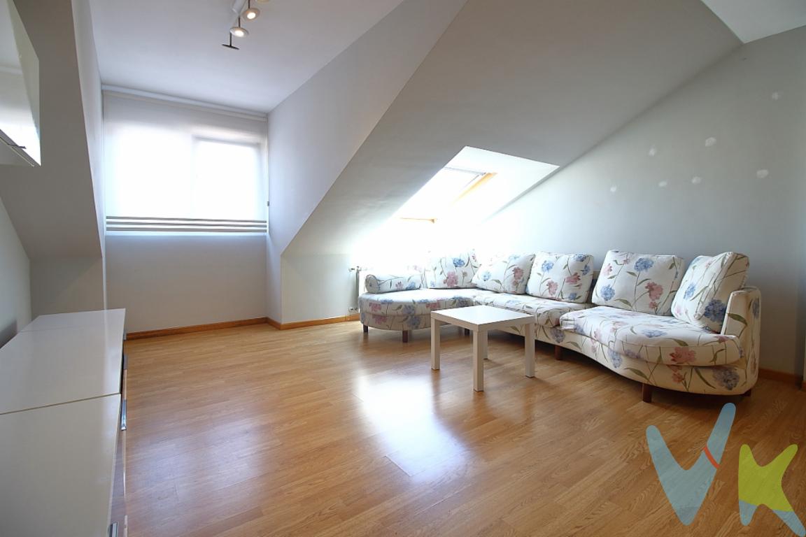  Se presenta una magnífica oportunidad para adquirir un impecable piso en la zona de El Llano, en la vibrante ciudad de Gijón. Este inmueble, disponible para la venta, se encuentra ubicado en una cuarta planta de un edificio moderno, construido en el año 2008, ofreciendo todas las comodidades necesarias para convertirse en el hogar ideal.Al ingresar a este atractivo piso, encontrará un espacioso y luminoso espacio de 72 metros cuadrados útiles, perfectamente distribuidos para maximizar el confort y la funcionalidad. Diseñado con un gusto exquisito, el piso cuenta con dos habitaciones acogedoras, proporcionando el espacio adecuado para satisfacer tanto las necesidades de familias pequeñas como de parejas que desean un poco más de espacio.La sala de estar invita a disfrutar momentos de relax y esparcimiento, gracias a su diseño integral y la iluminación natural que fluye a través de amplias ventanas. La cocina, completamente equipada con modernos electrodomésticos, invita a cocinar con placer y comodidad. Todas estas características aseguran un ambiente acogedor, listo para ser habitado sin necesidad de realización de obras adicionales.En cuanto a servicios adicionales, la propiedad no escatima en ofrecer comodidades imprescindibles en la vida urbana. Un ascensor facilita el acceso a la planta, asegurando un desplazamiento cómodo dentro del edificio. Además, se incluye una plaza de garaje, eliminando cualquier preocupación relacionada con el estacionamiento en las inmediaciones. También se añade un trastero, proporcionando un espacio adicional de almacenamiento, lo cual resulta esencial para optimizar el uso del espacio vital.El entorno del inmueble también es excepcional. Su ubicación en la popular zona de El Llano, conocida por su ambiente dinámico y excelente infraestructura, ofrece fácil acceso a todas las comodidades urbanas. La cercanía a paradas de autobús garantiza una excelente conexión con otros barrios de Gijón, facilitando moverse por la ciudad de forma rápida y eficiente.El piso se encuentra amueblado, permitiendo a los nuevos propietarios instalarse de inmediato sin preocuparse por buscar mobiliario adicional. Los detalles de los acabados y la calidad del mobiliario reflejan un compromiso con el confort y el estilo, transformando cada rincón del piso en un espacio agradable y acogedor.Esencialmente, esta propiedad representa una oportunidad ideal para todos aquellos que buscan un hogar práctico, elegante y bien ubicado en Gijón. La combinación de sus características internas y su entorno hacen de este piso una opción difícil de superar. No pierda la ocasión de comprobar por sí mismo todo lo que este inmueble tiene para ofrecer.Concertar una visita es altamente recomendable para apreciar de primera mano todos estos aspectos y más. Descubra el placer de vivir en un lugar que equilibra la modernidad con la funcionalidad, todo a su disposición en una de las zonas más cotizadas de la ciudad. Aproveche esta oferta única y convierta este piso en su próximo hogar. ¡Visítelo y déjese seducir por su encanto!Contamos con más de 35 años de experiencia acreditada y nuestro objetivo es garantizarle un servicio de compra humano, ético, de calidad, fácil y seguro. Nuestro equipo lo integran agentes con la titulación AIR (Agente Inmobiliario Registrado), somos CRS (Council of Residential Specialist) y API. (Agente de la Propiedad Inmobiliaria Colegiado nº248). Contamos con un seguro de Caución que nos permite garantizar el depósito de las cantidades entregadas por nuestros clientes.Te ayudamos con la financiación con las mejores condiciones hipotecarias hasta el 100%.Consulte en nuestras reseñas de Google lo que opinan los clientes que ya han trabajado con nosotros.El precio NO incluye: Impuestos, gastos de Notaría, registro y honorarios de los servicios contratados por los compradores a la Agencia Inmobiliaria.
