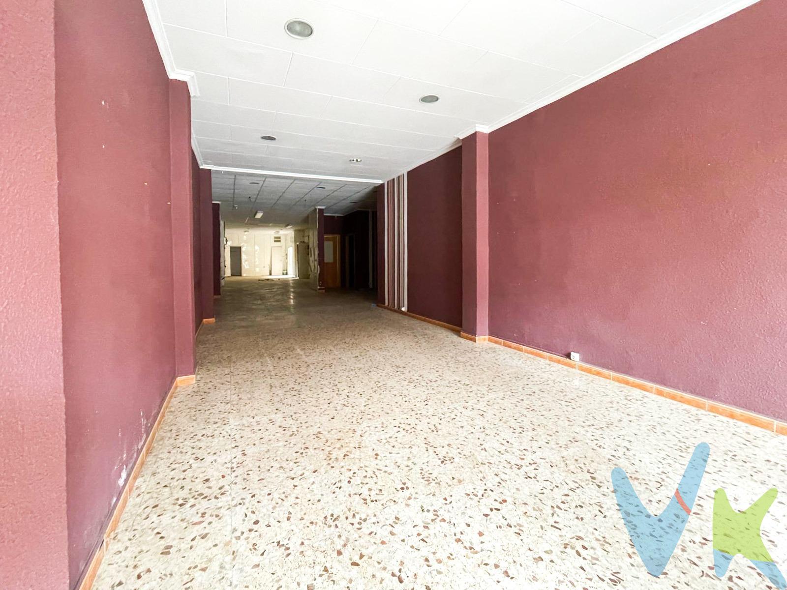 SE VENDE LOCAL CON TERRAZA,  APTO PARA HACER UNA VIVIENDA . Local comercial ideal para hacer UNA ESPACIOSA VIVIENDA. Posee una  terraza al fondo, una fachada amplia y techos altos, lo que proporciona  ENTRADAS DE LUZ Y AIREACIÓN desde diferentes puntos. OPORTUNIDAD DE INVERSIÓN  a bajo costo situado en la mejor zona de Muro de Alcoy, con todo tipo de comercios y servicios al alcance de la mano. Tendrás a tu disposición 189 metros para hacer un piso espacioso y acogedor con un bajo presupuesto ya que se puede emplear parte de la infraestructura que existe actualmente. No lo pienses dos veces. ¡Llama ya para programar una visita¡. La descripción del presente inmueble e imágenes tienen mero carácter informativo y en ningún caso carácter contractual, pudiendo ser modificados por la inmobiliaria comercializadora sin que ello implique responsabilidad alguna frente a terceros. En el precio de venta a público, esta propiedad NO incluye los gastos de adquisición (Notario, registro, gestión, honorarios, etc…).