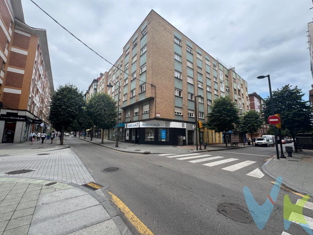  En el corazón de Gijón, concretamente en el vibrante barrio de La Calzada, se encuentra disponible un piso excepcional en venta que promete ser el ideal para aquellos que buscan un hogar acogedor y bien ubicado. Este apartamento, estratégicamente situado en la planta 2 de un edificio con historia, cuenta con todas las comodidades que la vida urbana tiene para ofrecer. La vivienda se distingue por sus amplios 75 metros cuadrados útiles, que se extienden hasta los 86 metros construidos, asegurando espacio suficiente para el confort de toda la familia.Las tres habitaciones del piso se presentan como espaciosas y llenas de luz, lo que las hace perfectas para adaptarlas a sus necesidades. Ya sea que desee convertir una de ellas en una oficina en casa, un cuarto para los más pequeños o incluso un vestidor, las posibilidades son infinitas. La distribución del inmueble ha sido cuidadosamente pensada para optimizar cada metro cuadrado, ofreciendo un flujo natural entre los ambientes.Su acceso mediante ascensor asegura una comodidad inigualable, especialmente para aquellos con movilidad reducida o familias con niños, permitiendo un ingreso sencillo y sin complicaciones. Una vez dentro, el piso sorprende con su acogedor salón, un espacio perfecto para las reuniones familiares o para simplemente relajarse después de un día agitado.Uno de los grandes atractivos de esta propiedad es su ubicación privilegiada. La zona de La Calzada ofrece una red de transporte excepcional, con trenes y autobuses cerca, facilitando desplazamientos tanto dentro como fuera de la ciudad. Esto convierte al piso en una opción perfecta para quienes valoran el tiempo y buscan un acceso rápido y sencillo a cualquier destino.El vecindario es conocido por sus amenidades, brindando acceso a una amplia gama de servicios, desde supermercados hasta colegios, espacios verdes, y lugares de entretenimiento. Todo ello contribuye a una calidad de vida notable dentro de la zona, proporcionando lo mejor del entorno urbano sin renunciar a un ambiente residencial tranquilo. Si está en la búsqueda de una vivienda que reúna todas estas cualidades, no dude en visitarla. Le invitamos a experimentar el potencial y el encanto de este apartamento en la vibrante Gijón. No pierda la oportunidad de encontrar el lugar donde sus sueños pueden hacerse realidad. ¡Esperamos su visita! 