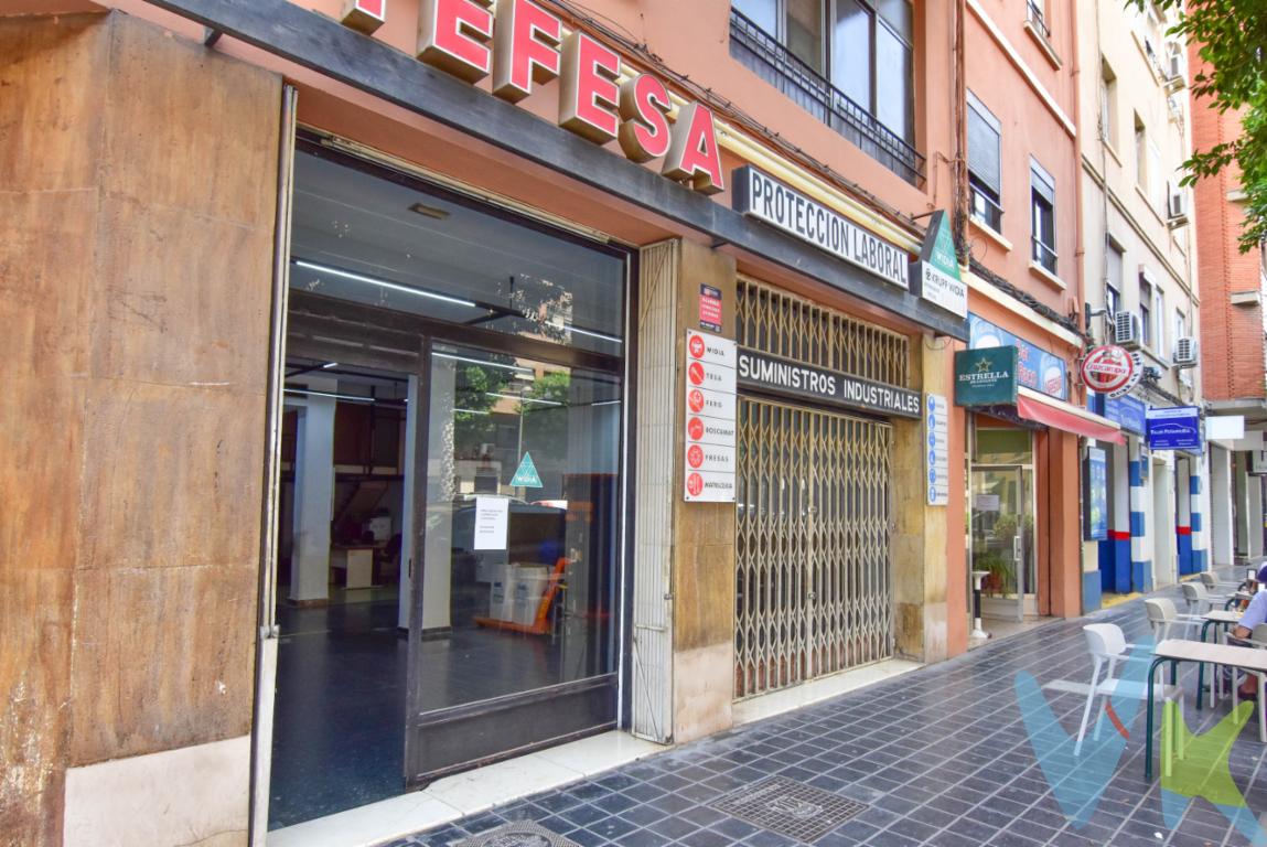 ¡OPORTUNIDAD DE INVERSIÓN! Venta de tres locales unidos en una de las mejores zonas de ValenciaSe venden tres locales comerciales unidos, con una superficie total de aproximadamente 570 m², ubicados en la Avenida Peris y Valero, una de las principales arterias de Valencia, con gran visibilidad y tránsito tanto peatonal como vehicular.🔹 Dos accesos: uno por Avenida Peris y Valero y otro por la calle Rubén Vela🔹 Tres altillos: destinados a despacho, almacén y espacio adicional 🔹 Tres baños, tres despachos y una amplia sala de juntas🔹 Aire acondicionado por conductos en la primera fase 🔹 Preinstalación de aire acondicionado por conductos en la segunda fase 🔹 Suministros dados de alta (agua y luz) 🔹 No dispone de salida de humos🔹 Actividad registrada actualmente: venta de herramientas y equipos de seguridad laboral.Ideal para oficinas, centros de formación, clínicas, tiendas especializadas o como inversión para dividir en varios espacios comerciales.¡No dejes pasar esta oportunidad única de adquirir un espacio amplio, versátil y con excelente ubicación en Valencia!Para más información o concertar una visita, contacta sin compromiso.Agencia Registrada con el Nº 89 en el Registro Obligatorio de Agentes Inmobiliarios de la Comunitat Valenciana. Puede consultar en la web de la GVA:https://habitatge.gva.es/es/registres-en-materia-habitatge La oferta está sujeta a cambios de precio o retirada del mercado sin previo aviso. Este anuncio en su conjunto, incluyendo textos, fotos, imágenes o cualquier otro contenido del mismo, no es vinculante dado que la información es ofrecida por terceros y puede contener errores. Se muestra a título informativo y no contractual. El precio no incluye lo siguiente: Honorarios de la agencia inmobiliaria, impuestos (IVA, ITP) y otros gastos de la Compraventa (notaria, gestoría y registro). Por mandato expreso del propietario, comercializamos este inmueble en exclusiva, lo que le garantiza el acceso a toda la información, a un servicio de calidad, un trato fácil, sencillo y sin interferencias de terceros. Por este motivo, se ruega no molestar al propietario, a los ocupantes de la propiedad o a los vecinos. Muchas gracias por su comprensión. Si usted es agente inmobiliario y tiene un cliente para este inmueble, llámenos: estaremos encantados de colaborar.