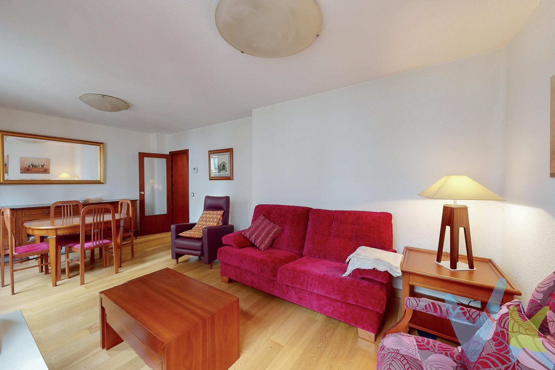 ¡Oportunidad en el Casco Antiguo de Pamplona!. Se vende piso en la emblemática calle La Merced, a un paso de la Plaza del Ayuntamiento y con todos los servicios y encanto del centro histórico. La vivienda cuenta con 3 habitaciones con buena distribución, 1 baño completo reformado, salón-comedor espacioso, ideal para disfrutar en familia o con amigos y cocina independiente y funcional. Su ubicación es inmejorable: rodeado de comercios, bares, restaurantes y zonas de ocio, con excelente comunicación y a pocos minutos andando de la estación de autobuses. Es una opción perfecta tanto para vivir en pleno corazón de Pamplona como para inversión por su alta demanda en la zona. GASTOS E IMPUESTOS NO INCLUIDOS.