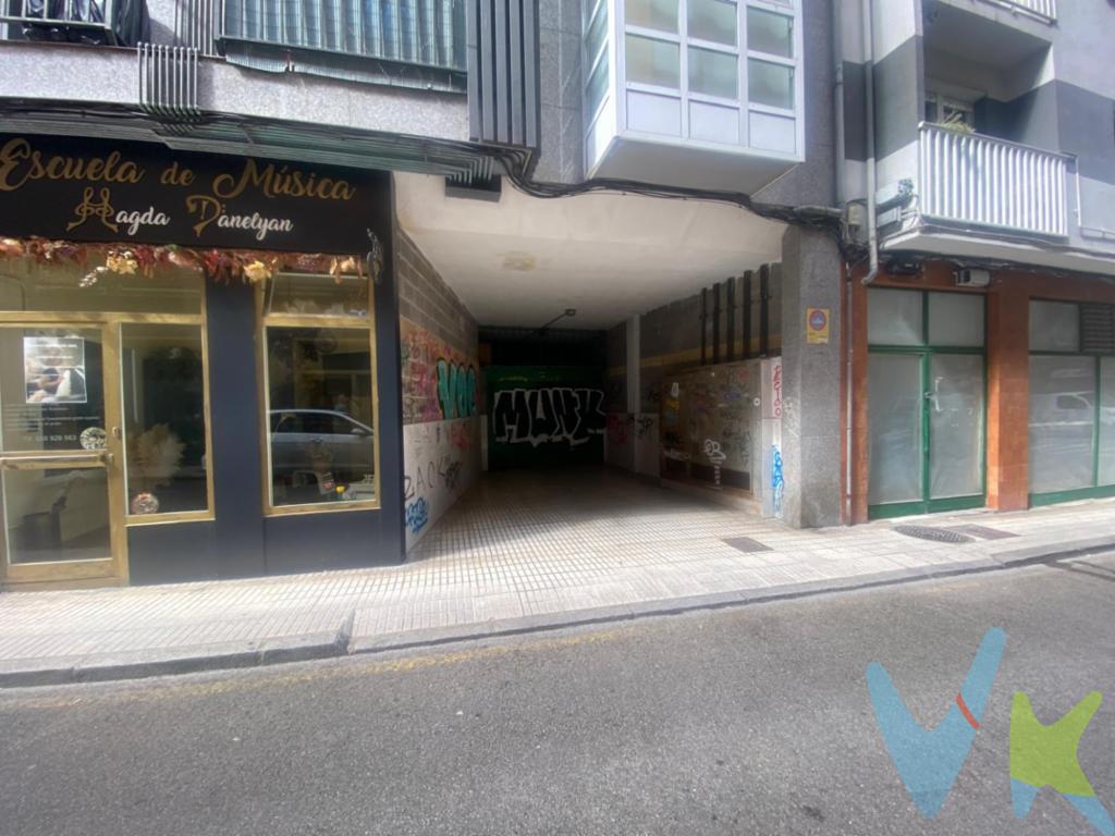  ¡Oportunidad única en el corazón de Gijón! Se ofrece a la venta un destacado garaje en la prestigiosa zona del Centro, una joya que rara vez aparece en el mercado. Ideal para aquellos que valoran la practicidad y la comodidad, este espacio es perfecto para proteger su vehículo en una de las zonas más buscadas de la ciudad.Es un garaje de 10 plazas nada mas.La plaza de garaje ahora esta con rampa pero se va a cambiar a ascensor para que cumpla la normativa, queda pagada toda la derrama para el cambio.Ubicado en un edificio construido con esmero en el año 1994, este garaje ofrece la robustez y confiabilidad de una construcción consolidada. La solidez de la construcción asegura años de tranquilidad, sabiendo que su inversión está bien resguardada. Con un total de 10 metros cuadrados construidos, cada metro de este garaje es aprovechable. Su diseño permite el acceso cómodo y la circulación eficiente dentro del mismo.Sin necesidad de mencionar el creciente problema de estacionamiento en las áreas céntricas, tener un garaje propio se traduce en un ahorro considerable de tiempo y esfuerzo. No más vueltas interminables buscando un espacio disponible, aquí su vehículo descansará seguro mientras usted disfruta de todo lo que el centro de Gijón tiene para ofrecer.El área en la que se sitúa este inmueble es inmejorable. Localizado en el pleno centro de la ciudad, desde aquí podrá acceder a pie a los principales atractivos y servicios de Gijón. Restaurantes de renombre, tiendas exclusivas y parques encantadores están a solo unos pasos de distancia. Esta ubicación no solo aporta una dimensión práctica sino también un incremento potencial en el valor de su inversión a lo largo del tiempo.Sin duda, esta es una ocasión sobresaliente para aquellos que residen o trabajan en esta área y buscan maximizar su comodidad diaria. Estacionar cerca de casa o del trabajo se vuelve un lujo asequible y seguro con este garaje.El acceso al garaje es directo, proporcionando seguridad y rapidez al salir o llegar. El espacio está diseñado para facilitar cualquier tipo de maniobra, haciéndolo ideal tanto para vehículos pequeños como de tamaño estándar. Su anchura es adecuada para un estacionamiento sencillo y sin complicaciones.Este inmueble representa una inversión excepcional, manteniendo su valor a lo largo del tiempo gracias a su ubicación privilegiada. Profesionales que trabajan en la zona, residentes habituales o simplemente aquellos que desean un espacio seguro para su vehículo encontrarán en esta oferta una solución perfecta a sus necesidades de movilidad urbana.Invitamos a los interesados a coordinar una visita para conocerlo de primera mano. Comprobarán que este garaje, además de funcional, proporciona una paz mental invaluable al saber que su vehículo está resguardado en un espacio seguro. La visita, sin duda, lo convencerá de que esta es una inversión que vale la pena considerar.Para mayor información y detalles sobre el proceso de adquisición, no dude en contactarnos. Le atendemos con amabilidad y compromiso para guiarle en cada paso del camino. Este es el momento perfecto para concretar una inversión inteligente en el presente pensando en el futuro. No deje pasar esta oportunidad única en Gijón, donde las propiedades de esta naturaleza son altamente cotizadas y escasas. ¡Visítelo hoy! 