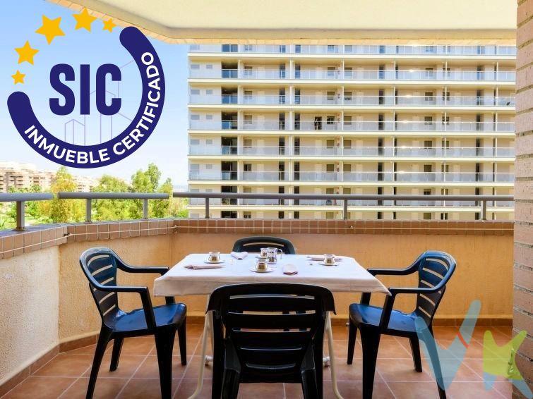 Descubre este acogedor apartamento situado en la prestigiosa zona de Marina d’Or, Oropesa del Mar, una excelente oportunidad tanto como segunda residencia para disfrutar de escapadas junto al mar, como para inversores que buscan rentabilidad o para quienes desean retirarse y vivir todo el año en un entorno tranquilo y confortable. La vivienda está distribuida de manera funcional en dos amplias habitaciones dobles y dos baños completos, uno de ellos en suite, ofreciendo comodidad y privacidad tanto para estancias cortas como prolongadas. Se trata de un apartamento muy alegre, preparado para entrar a vivir, que destaca además por su bonita cocina totalmente equipada, pensada para disfrutar del día a día con todas las comodidades. Además, cuenta con una amplia terraza ideal para disfrutar y pasar tiempo al aire libre. Ubicado en un residencial cerrado, el apartamento dispone de piscina comunitaria y zonas infantiles, lo que lo convierte en una opción muy atractiva para familias y para el alquiler vacacional, incrementando su potencial como inversión segura y con alta demanda. La zona cuenta con supermercados, restaurantes y servicios de restauración, lo que permite disfrutar del día a día con total comodidad sin necesidad de desplazamientos largos. Además, se encuentra muy próximo al núcleo urbano de Oropesa del Mar, donde se concentran todos los servicios esenciales como centros médicos, comercios, transporte y administración, combinando la tranquilidad de una zona residencial con la cercanía a todo lo necesario. La propiedad incluye plaza de parking privada, aportando un valor añadido imprescindible tanto para el día a día como para estancias vacacionales o alquileres. En excelente estado y listo para entrar a vivir, este apartamento reúne todas las características necesarias para disfrutar de una vida tranquila junto al mar o para obtener rentabilidad desde el primer momento. (*) Cláusula de Transparencia y Desglose de Gastos. En cumplimiento de las obligaciones de información previstas en la Ley 10/2025, de 28 de diciembre, de servicios de atención a la clientela y transparencia, así como en la normativa sectorial vigente, se hace constar que el precio indicado no incluye los gastos e impuestos inherentes a la adquisición, los cuales se desglosan a continuación:. - Impuesto sobre Transmisiones Patrimoniales (ITP): Se aplicará el tipo impositivo vigente en la Comunidad Valenciana, generalmente el 10%, sin perjuicio de tipos reducidos aplicables según las circunstancias personales del comprador o las características del inmueble. El impuesto se devenga sobre el Valor de Referencia Catastral o el precio de venta, aquel que resulte superior. Para una información exhaustiva sobre el funcionamiento, tipos impositivos y bonificaciones del ITP, puede consultar el portal oficial de la Agencia Tributaria autonómica en el siguiente enlace: www.atv.gva.es/es/itpajd. - Gastos de Notaría: Los honorarios notariales se calcularán conforme al arancel oficial regulado en el Anexo I, del Real Decreto 1426/1989, de 17 de noviembre, por el que se aprueba el arancel Notarial. - Gastos de Registro: La inscripción en el Registro de la Propiedad se facturará según el arancel oficial establecido en el Anexo I, del Real Decreto 1427/1989, de 17 de noviembre, por el que se aprueba el arancel de los Registradores de la Propiedad. - Gastos de Gestión: Los honorarios por la tramitación administrativa, liquidación de impuestos e inscripción registral, en el supuesto de ser a cargo de la agencia inmobiliaria, ascienden a 302,50 € (IVA incluido). - Honorarios Agencia del Vendedor: incluidos en el precio publicado. - Honorarios Agencia del Comprador: Se informa que eventualmente podrían existir honorarios profesionales a cargo del adquirente, en aquellos casos en que se hubieran contratado previamente los servicios específicos del encargo de compra y en ningún caso estarán vinculados al precio. 