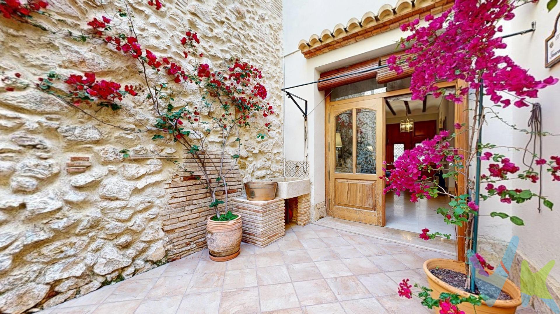 🏡 Espectacular Casa Señorial en Carcaixent – Lujo, Confort y Ubicación Privilegiada. ¿Estás buscando una casa única, con carácter y acabados de lujo? Te presentamos esta exclusiva vivienda de 400 m² construidos en Carcaixent, a tan solo 25 minutos de la playa y a 16 km del prestigioso club de golf La Galiana, considerado uno de los mejores de España. ✨ Detalles que Marcan la Diferencia:. Planta baja de ensueño: amplio salón-comedor, sala de estar (convertible en dormitorio), baño completo, y una espectacular cocina office con encimera de mármol de Macael que te conquistará. Disfruta de un patio interior con un gusto exquisito, que conecta con un espacio cubierto de 60 m² con barbacoa: ideal para eventos con familiares y amigos. Suelo de mármol travertino con calefacción radiante. 🛌 Zona de descanso (planta primera):. 4 habitaciones: despacho, 2 dormitorios dobles y una majestuosa suite principal con baño privado y vestidor. Baño completo, zona de lavandería y plancha. Suelo de parquet con calefacción radiante. 🎬 Buhardilla diáfana de 60 m²:. Perfecta para crear una zona de ocio, cine en casa o espacio creativo. ☀️ Terraza ático solárium:. Un rincón privado para relajarte al sol, leer o disfrutar del aire libre. 🛠️ Calidades y extras:. Construcción con cámara aislante y doble pared (increíble confort térmico y acústico). Puertas y vigas de mobila maciza hechas a medida, incluyendo una impresionante puerta principal. Materiales de alta gama en toda la vivienda. Todo pensado para ofrecer elegancia, funcionalidad y eficiencia energética. 📍 Ubicación inmejorable:. Situada en Carcaixent, junto a Alzira, con centros comerciales, hospitales públicos y privados, y todo tipo de servicios a tu alcance. 👉 Ven a conocer esta joya arquitectónica. Cuando cruces su puerta, sabrás que es tu hogar. 📞 Contáctanos para concertar una visita privada y descubrir en persona esta propiedad única. El término municipal se sitúa entre la margen derecha del río Júcar, el Valle de Aguas Vivas y las Montañas del Convento. CARCAIXENT:. En lo que respecta a la orografía, cabe decir que es regada por el río Júcar y por sus afluentes Magro, Verde y Barcheta, y también por la Real Acequia de Carcagente. El término es mayormente llano, y se extiende por la unidad geográfica que forma el valle del Júcar, que se transforma a partir de la ciudad hacia el este en un terreno montañoso con la sierra de Corbera y la de las Agujas. El suelo es cuaternario, originado por el aluvión procedente del río Júcar, con montañas de roca calcárea. Desde Valencia, se accede a esta localidad a través de la CV-42 y CV-41 o por medio de la A-7 y luego tomando la CV-543. Se vende sin muebles. Gastos de Notaría , gestoría y honorarios , no incluidos. 