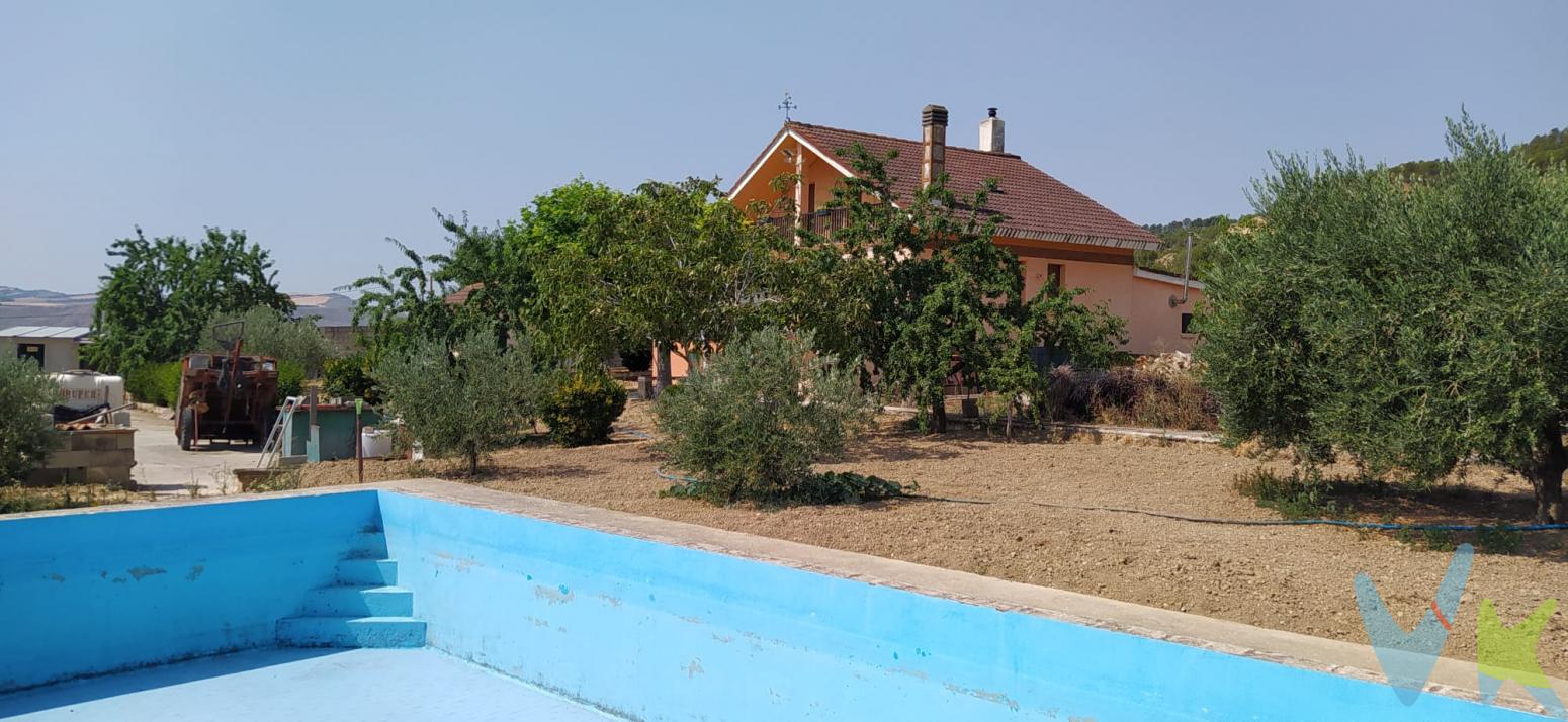 Berbinzana es un municipio de la Zona Media de Navarra y tiene una población de 610 habitantes que se duplica en los meses estivales. Situada en la margen derecha del río Arga, cuenta con El Museo y Yacimiento Arqueológico de Las Eretas, declarado Bien de Interés Cultural en 1999, bajo la denominación \"Poblado de la Edad de Hierro de las Eretas\". Es un pueblo especial, por sus gentes y por su ubicación en la llanura junto al río y las tierras de cultivo, lo que hace la vida más cómoda a sus habitantes y visitantes , repitiendo, éstos últimos, verano tras verano sus vacaciones aquí, llegando a establecer finalmente sus segundas residencias en la localidad.  El frontón, las piscinas y su bar, la sociedad San Isidro, el Horno de pan, dos pequeños supermercados, carniceria ,farmacia, centro de salud y línea de autobús a Pamplona son algunos de los servicios de los que dispone el pueblo.Les presentamos una bonita y singular casa Unifamiliar independiente junto al pueblo , pero enclavada en un entorno tranquilo en la base del monte del cascajo de Berbinzana.Se trata de una construcción del año 1982 reformada casi en su totalidad en el año 2008;  Entre las inversiones y mejoras aplicadas en los últimos años cabe destacar, cocina y baños nuevos, persianas renovadas, suelos de parquet y gres, espectacular fogón de piedra, garaje con puerta motorizada, puerta automática de entrada a la finca, barbacoa, piscina, suelo y valla de la terraza y porche ,calefacción de gasoil, asfaltado de camino de entrada, techado de aparcamiento interior de invitados, creación de aceras , agua corriente y saneamiento.  Además la vivienda dispone de cédula de habitabilidad y acceso a internet por ADSL.Estamos hablando de una espectacular finca de más de 5.600m2 de los que 650 son urbanos y el resto rústicos, con todas las comodidades para que se convierta en la casa de tus sueños; Naturaleza, tranquilidad, piscina,huerta y la friolera de aproximadamente 90 árboles frutales en plena producción, tales como manzanos, pavíos, almendros, nogales etc etc . Además, si te gustan los animales, tienes espacio más que suficiente para hacerte tus cuadras o utilizar los edificios menores ya construidos en la finca, para el cuidado de caballos , perros, tener tus propias gallinas y todo lo que puedas imaginar.En conclusión, un sueño hecho realidad , muy cerquita de Tafalla, Estella y a unos 35 minutos de Pamplona. Lláma y te cuento todos los detalles, las ventajas y posibilidades que te brinda ésta finca, sabes que son muy difíciles de encontrar y si crees que su precio es otro , HAZ TU PROPIA OFERTA.  