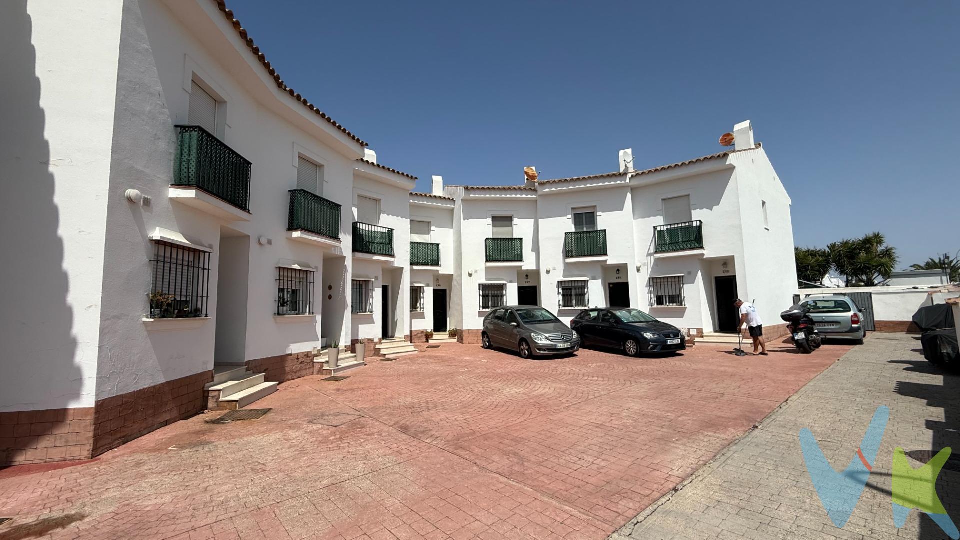 UNA CASA PARA DISFRUTAR, NO SOLO PARA VIVIR. Te presentamos este acogedor adosado situado en la zona de Los Gallos, una ubicación ideal para disfrutar de la tranquilidad sin renunciar a nada. La vivienda se encuentra a tan solo 5 minutos de la playa y del centro, por lo que podrás disfrutar tanto del mar como de la vida y servicios de Chiclana con total comodidad. La vivienda dispone de 3 dormitorios, además de un baño completo y un aseo, ofreciendo el espacio perfecto tanto para una familia como para quienes buscan una segunda residencia junto al mar. Uno de sus grandes atractivos es su amplio patio privado, un espacio versátil que podrás disfrutar durante todo el año. Cuenta con barbacoa, ideal para organizar comidas y reuniones al aire libre, y además ofrece la posibilidad de meter el coche dentro del propio patio, aportando comodidad y seguridad. Pero eso no es todo: el patio dispone también de una habitación adicional independiente, perfecta como dormitorio de invitados, despacho, zona de ocio, trastero o para adaptarla a tus necesidades. Una vivienda con muchas posibilidades, espacio exterior, aparcamiento privado y una ubicación privilegiada, a pocos minutos de la playa y del centro. 🌊 A 5 minutos de la playa. 🛏️ 3 dormitorios + habitación extra en el patio. 🚿 Baño + aseo. 🚗 Patio con posibilidad de aparcamiento. 🔥 Barbacoa. Adosado de 86 m² construidos (77 m² útiles) que consta de 4 dormitorios, salón, cocina, baño, aseo y patio privado. VEN A VISITARLO!
