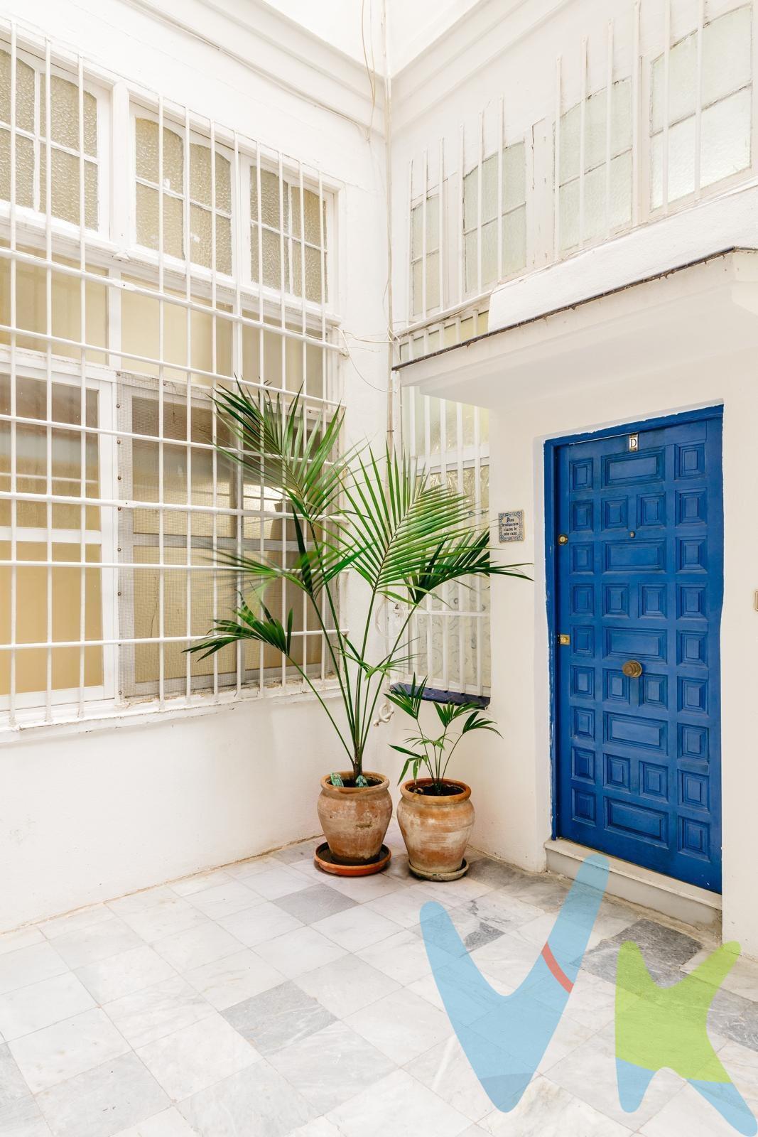 Descubre la magia de vivir en un auténtico rincón gaditano. Este singular apartamento de 50m², situado en la planta baja de un señorial edificio del siglo XIX, te ofrece una experiencia única, donde la tradición y la modernidad se fusionan en perfecta armonía. Características que enamoran:. Historia con encanto:. - Los detalles arquitectónicos originales te transportarán a otra época, mientras que las comodidades modernas aseguran tu confort. Espacios acogedores:. - Disfruta de una habitación doble llena de luz y una segunda habitación simple en un altillo, un espacio con techos a 1,70 m, que añade un toque original y versátil a la vivienda. - La luz natural inunda cada rincón, creando un ambiente cálido y relajante. Funcionalidad y confort:. - La cocina, equipada con todo lo necesario, invita a preparar deliciosas comidas con sabor a hogar. - El salón, un espacio perfecto para el relax y la convivencia, se convierte en el corazón de la vivienda. Ubicación privilegiada:. - A un paso de la Alameda de Apodaca, podrás deleitarte con paseos inolvidables junto al mar, rodeado de la vibrante vida gaditana. - La cercanía a las playas y los principales puntos de interés te permitirá vivir Cádiz en su máxima expresión. No dejes escapar esta oportunidad única de vivir en un espacio con alma, donde cada rincón cuenta una historia y disfrutar de la auténtica vida gaditana, rodeado de historia, cultura y belleza. ¡Contacta con nosotros y descubre tu nuevo hogar en el corazón de Cádiz!. Por mandato expreso del propietario, comercializamos este inmueble en exclusiva, lo que le garantiza el acceso a toda la información, a un servicio de calidad, un trato fácil, sencillo y sin interferencias de terceros. Por este motivo, se ruega no molestar al propietario, a los ocupantes de la propiedad o a los vecinos. Muchas gracias por su comprensión. De acuerdo con lo previsto en el Decreto 218/2005, de 11 de octubre, se informa al cliente que los Gastos Notariales, Registrales, impuesto de transmisiones (ITP), Honorarios de intermediación, Gastos financieros, y otros gastos inherentes a la compraventa no están incluidos en el precio.
