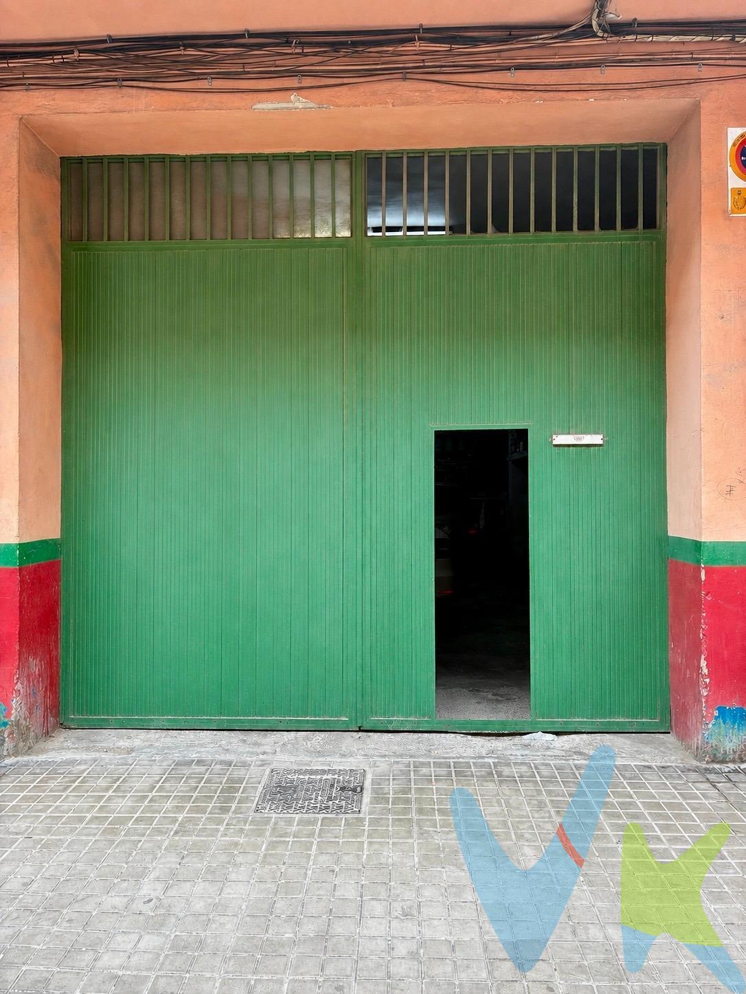 Si buscas una inversión segura y con alta rentabilidad, este es el momento y el lugar idóneo. Ponemos a la venta dos locales comerciales estratégicamente ubicados en Sagunto, una zona en pleno auge socioeconómico y con una demanda disparada gracias a la inminente puesta en marcha de la Gigafactoría de Volkswagen. La llegada de miles de trabajadores está transformando el municipio, convirtiendo los locales a pie de calle en auténticos activos de oro, especialmente para la reconversión en bajos vivienda de alquiler habitual, un mercado con una demanda histórica en la zona. Características de los Inmuebles; los locales se pueden adquirir juntos o por separado, ofreciendo una versatilidad increíble para cualquier tipo de proyecto: Local 1 (100 m² construidos): Un espacio diáfano, muy aprovechable, que cuenta con su propio aseo independiente y una pequeña terraza interior ideal para dar luz natural o ventilación a cualquier proyecto. Local 2 (113 m² construidos), amplio y con aseo independiente. El precio publicitado es por los dos locales. Por separado se venden a 99.900€ cada uno.  Un Lienzo en Blanco: Múltiples Opciones de Negocio. La distribución y ubicación de estos locales los hacen perfectos para adaptarse a lo que pida el mercado:. Bajos Vivienda (Cambio de uso): La opción más demandada. Perfecto para crear apartamentos de alquiler habitual para los nuevos residentes y trabajadores de la gigafactoría. Trasteros de Alquiler: Un negocio de alta rentabilidad y bajo mantenimiento, ideal para abastecer a las viviendas de la zona. Plazas de Garaje o Parking Privado: Una necesidad creciente en barrios con alta densidad de población. Cualquier tipo de negocio: Oficinas, clínicas, comercio de proximidad, centros de estética o academias.  ¡No dejes escapar el tren de Sagunto! Las zonas con este nivel de inyección económica no suelen mantener estos precios por mucho tiempo. Para más información o concertar una visita sin compromiso, contacta con nosotros hoy mismo. ¡Invierte en el futuro!