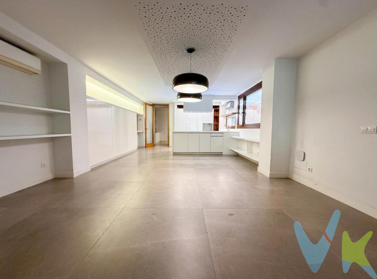Presentamos en exclusiva una propiedad verdaderamente singular situada en Calle Aragón, una de las ubicaciones más prácticas y demandadas de Palma, a pocos minutos a pie de El Corte Inglés, Plaza España, Calle Sindicat, Passeig del Born, Jaime III y el casco histórico de la ciudad. Esta excepcional vivienda ha sido concebida y reformada por un reconocido arquitecto especializado en residencias de alto nivel en Mallorca. Más que un piso reformado, se trata de una auténtica residencia de autor donde diseño, funcionalidad y calidad constructiva se integran de forma impecable. Con 158,00 m² de vivienda, la propiedad ofrece cuatro dormitorios, tres baños modernos, incluyendo una magnífica suite principal con baño privado, amplios espacios abiertos, abundante luz natural, una preciosa terraza de 14,62 m² y una distribución cuidadosamente diseñada para maximizar el confort y la funcionalidad. Como valor añadido, la propiedad ofrece la posibilidad de alquilar una plaza de aparcamiento en la misma finca, una opción especialmente práctica en una ubicación tan céntrica y demandada. La zona de día gira en torno a una espectacular cocina de diseño contemporáneo equipada con electrodomésticos Gaggenau y soluciones de almacenamiento totalmente integradas. Su diseño abierto conecta de forma natural con el amplio salón-comedor, creando un espacio elegante y acogedor tanto para la vida familiar como para recibir invitados. Uno de los elementos más distintivos de la vivienda es su elegante terraza curva de 14,62 m², una característica arquitectónica poco habitual que aporta amplitud, privacidad y una agradable conexión con el entorno arbolado. La reforma integral se ejecutó con una cuidada selección de materiales y equipamientos de primer nivel: pavimento porcelánico MDi Antal Moka de Inalco de gran formato (1 x 1 m), carpintería exterior de madera de iroko con aislamiento térmico y acústico, climatización Daikin frío/calor, calefacción mediante radiadores Roca y caldera Viessmann, baños Duravit, puertas interiores de roble natural con bisagras ocultas Simonswerk Tectus, campana extractora Pando, sistema de descalcificación Kinetico, sistema de ósmosis inversa y mecanismos eléctricos Bticino de alta gama. La vivienda incorpora además armarios, mobiliario fijo y soluciones de almacenamiento diseñadas e integradas a medida, reflejando el nivel de detalle y la coherencia arquitectónica de un proyecto concebido por un profesional para su propio uso. Una propiedad única, lista para entrar a vivir, donde arquitectura, diseño, tecnología y calidad se unen para ofrecer una experiencia residencial excepcional en el corazón de Palma. Las imágenes con mobiliario son propuestas de Home staging virtual destinadas a ilustrar el potencial de interiorismo de la vivienda. Actualmente, la propiedad se encuentra sin amueblar.