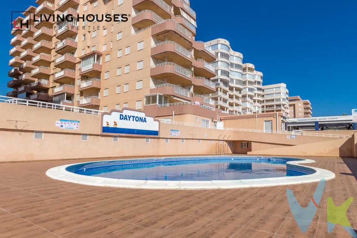  ¡Magnífica oportunidad de adquirir una encantadora planta baja en venta en la hermosa localidad de Oropesa del Mar-Orpesa! Situado en la cotizada Zona Playa Morro de Gos, este inmueble es perfecto tanto para quienes buscan una residencia costera como para los interesados en un destino vacacional. Se trata de un acogedor apartamento que, aprovecha cada uno de sus 34 metros cuadrados útiles de manera excepcional. Además, los 40 metros construidos garantizan un espacio aprovechable y versátil para cada necesidad.Construido en 2001, el edificio se encuentra en excelente estado de conservación, lo que promete seguridad y tranquilidad en una inversión a largo plazo. Contar con un ascensor incrementa significativamente el confort, facilitando el acceso a todas las plantas. Un añadido muy valioso es el garaje, que proporciona la facilidad de aparcar sin complicaciones, especialmente en una zona cercana a la playa donde encontrar estacionamiento puede ser un desafío.La terraza acristalada es uno de los puntos fuertes de este inmueble, ofreciendo un espacio perfecto para disfrutar de agradables momentos al aire libre, admirar el paisaje o simplemente relajarse con un buen libro. Tener acceso a una piscina comunitaria es un privilegio adicional para los amantes del agua, ideal para refrescarse en los calurosos días de verano y disfrutar de la socialización con otros residentes.En cuanto a la conectividad, el apartamento se encuentra muy bien comunicado gracias a la cercanía tanto del tren como del autobús, facilitando el traslado tanto a urbanos como a visitantes. Esta ventaja hace que moverse a otros lugares desde esta encantadora localidad mediterránea sea sumamente fácil y conveniente.Amueblado y con electrodomésticos, el apartamento está listo para habitarse de inmediato. Este aspecto es una comodidad añadida, ya que permite al nuevo propietario instalarse sin preocuparse por la adquisición de los elementos básicos necesarios. Cada detalle del mobiliario ha sido cuidadosamente seleccionado para optimizar el espacio y proporcionar un ambiente acogedor.Ubicada en primero línea de la Playa Morro de Gos, esta planta baja ofrece, sin duda, la experiencia de vivir cerca del mar, disfrutando de cada amanecer y atardecer con la brisa marina como compañera.Ya sea como inversión, como residencia permanente o casa de vacaciones, este apartamernto reúne todas las características necesarias para satisfacer las expectativas más exigentes. No pierda la oportunidad de conocer su próximo hogar en una de las localidades más atractivas y deseadas del Mediterráneo. Programe una visita y deje que este maravilloso lugar hable por sí mismo. Sea parte de una comunidad vibrante y llena de vida, donde cada día es una oportunidad para disfrutar del clima, el paisaje y las comodidades que esta propiedad tiene para ofrecer. ¡No deje escapar esta oportunidad única! Contacte con nosotros para más información y venga a enamorarse de este encantador piso. --------------------------------------Agencia inmobiliaria en Oropesa del mar si quieres comprar o vender casas pisos o locales en la comunidad Valenciana con oficina en Oropesa del Mar, Castellón. Para mayor seguridad en la compraventa, todas nuestras viviendas poseen FICHA DE CERTIFICACIÓN DE INMUEBLES registrada por la Asociación de Inmobiliarias de la Comunidad Valenciana ASICVAL. Antes de comprar o de entregar las arras, pida el Certificado de la vivienda para estar seguro y tranquilo sobre la situación legal, urbanística y de cargas de la misma. Los impuestos, gastos de notaría y registro no están incluidos en el precio de venta. 