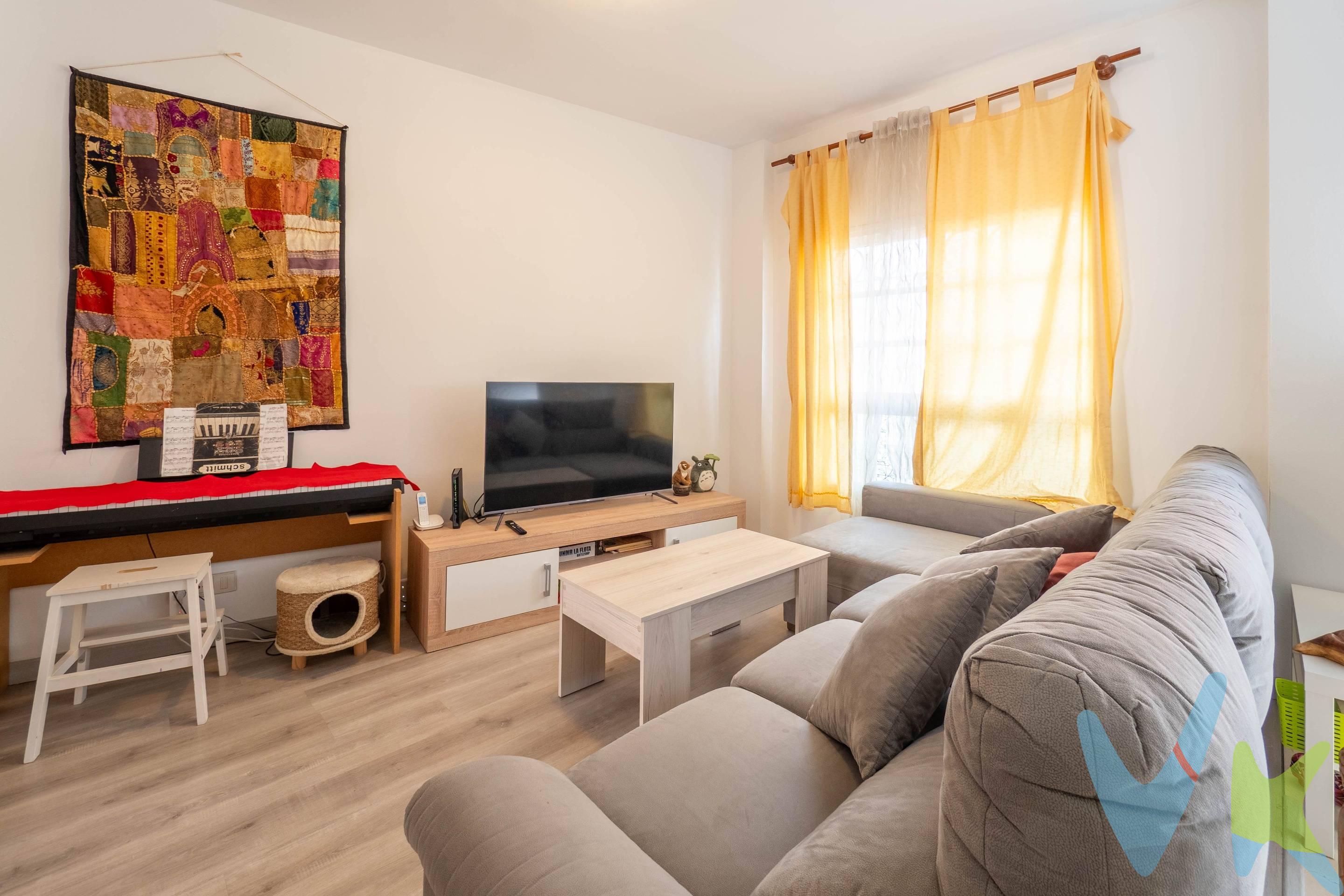 Century21 se complace en presentarte amplia y luminosa vivienda en la zona de la Universidad. Estupenda casa para familias grandes, inversores para rentar a universitarios, profesores o simplemente la oportunidad de vivir en Las Palmas sin tener que hacer grandes inversiones.Te invito a que pases y conozca esta bonita casa. Entrando en la vivienda un salón independiente con ventanales, cuarto de baño completo y una cocina de grandes dimensiones con acceso a  amplia terraza con vistas despejadas. En la parte superior nos espera cuatro estancias, dos de ellos con balcón y un baño que da servicio a esta planta. Entre sus virtudes encontramos la tarima por toda la casa, bastante zona de almacenamiento, ventana en todos los cuartos y no nos olvidamos que también  incluye una plaza de garaje. A que esperas, ven a conocer tu nueva casa.