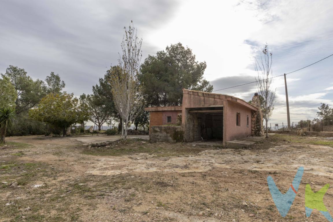  Chalet para reformar con gran parcela en entorno tranquilo  GodelletaUna oportunidad económica con mucho potencialSi estás buscando una vivienda asequible para reformar a tu gusto, alejada del ruido y el ritmo acelerado de la ciudad, esta propiedad en Godelleta puede ser justo lo que necesitas. Situada en una zona tranquila y apartada, esta casa independiente construida en 1970 ofrece el espacio y la privacidad ideales para quienes valoran la vida en contacto con la naturaleza y sin vecinos inmediatos.Espacio amplio y versátilLa vivienda cuenta con una superficie construida de 168 m² (150 m² útiles), distribuidos en una sola planta. Dispone de cuatro habitaciones, un salón, cocina y baño, todo en estado original y necesitado de reforma, lo que te permitirá adaptarlo completamente a tus necesidades y preferencias. Las estancias son luminosas y ofrecen muchas posibilidades para redistribuir los espacios y crear un hogar funcional y acogedor.Parcela exterior con múltiples posibilidadesUno de los puntos fuertes de esta propiedad es su generosa parcela (2.762 m2), ideal para disfrutar del aire libre, cultivar un huerto, instalar una zona de recreo o incluso construir una piscina en el futuro. Es un entorno perfecto para quienes buscan desconectar, tener mascotas o simplemente disfrutar del paisaje rural.Entorno rural y naturalLa ubicación, en las afueras de Godelleta, garantiza un ambiente sereno y libre de ruidos, ideal para quienes desean un cambio de ritmo y priorizan la calma. Aunque se encuentra en un entorno apartado, se puede acceder fácilmente al centro del pueblo en pocos minutos en coche, donde encontrarás servicios básicos, comercios y transporte. Una inversión con futuroEsta propiedad necesita reforma integral, pero su precio y ubicación la convierten en una excelente oportunidad para quienes buscan una casa de campo para adaptar a su gusto o incluso como segunda residencia. También es ideal como proyecto de inversión para alquilar o revender una vez rehabilitada.¿Buscas un proyecto con potencial en un entorno natural? Esta casa en Godelleta es una opción muy interesante para empezar de cero y construir el hogar que siempre has querido. Contacta con nosotros para más información o para agendar una visita. ¡Te ayudamos a descubrir todas sus posibilidades!