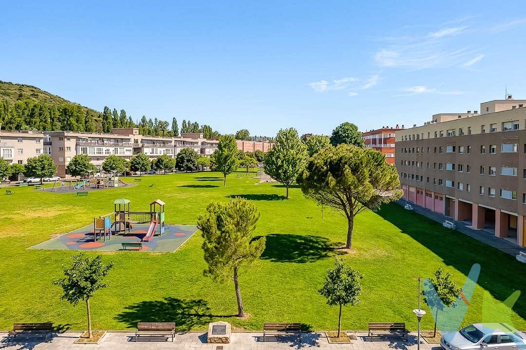 Mendillorri. Ideal para familias grandes que precisen espacio, 3-4 amplias habitaciones, según las necesidades de cada hogar.
Frente a un gran parque, rodeada de zonas verdes, con amplias y despejadas vistas, poco habituales. Una tranquila y agradable ubicación.
 - Planta baja con hall, aseo, cocina, terraza cerrada, estar-comedor con grandes ventanales y vistas despejadas y un trastero en bajo escalera.
 - Primera planta con cuatro habitaciones ( en la actualidad tres dormitorios y un segundo salón), un baño y salida a una bonita terraza con vistas al magnífico parque. Lo mejor su excelente orientación y vistas abiertas, muchísima luz y sol 
Situada en una zona tranquila y bien comunicada. Cercana al centro. Con muchísimas y amplias zonas verdes y plazas arboladas. Invitan a agradables paseos. Las disfrutaras. 
Parada de autobus a un paso y todos los servicios que te ofrece Mendillorri: Colegios, institutos, guarderias... El Civivox-biblioteca, el Trinquete-Polideportivo y el Centro de Salud, todo en la misma zona, junto al parque del Lago y Castillo de Mendillorri.  Supermercados, comercio y servicios y la  parada de bus a un paso. 
Incluye también plaza de garaje en el mismo edificio.
NO PUEDES PERDERTELA ! LLÁMANOS, VEN A DESCUBRIRLA !!
Gastos e impuestos no incluidos. A título orientativo, en segundas transmisiones, el comprador abonará:  Impuesto sobre Transmisiones Patrimoniales (ITP) - tipo general:   6 % (Navarra).  Base imponible: el mayor valor entre el precio declarado y el valor de referencia catastral vigente a fecha de devengo. Gastos de notaría y registro aproximadamente entre 1 % y 2 %. Si se necesita hipoteca: Tasación, condiciones y costes bancarios según entidad elegida por el comprador; así como gastos de gestoría y cualesquiera otros inherentes a la compraventa.
 