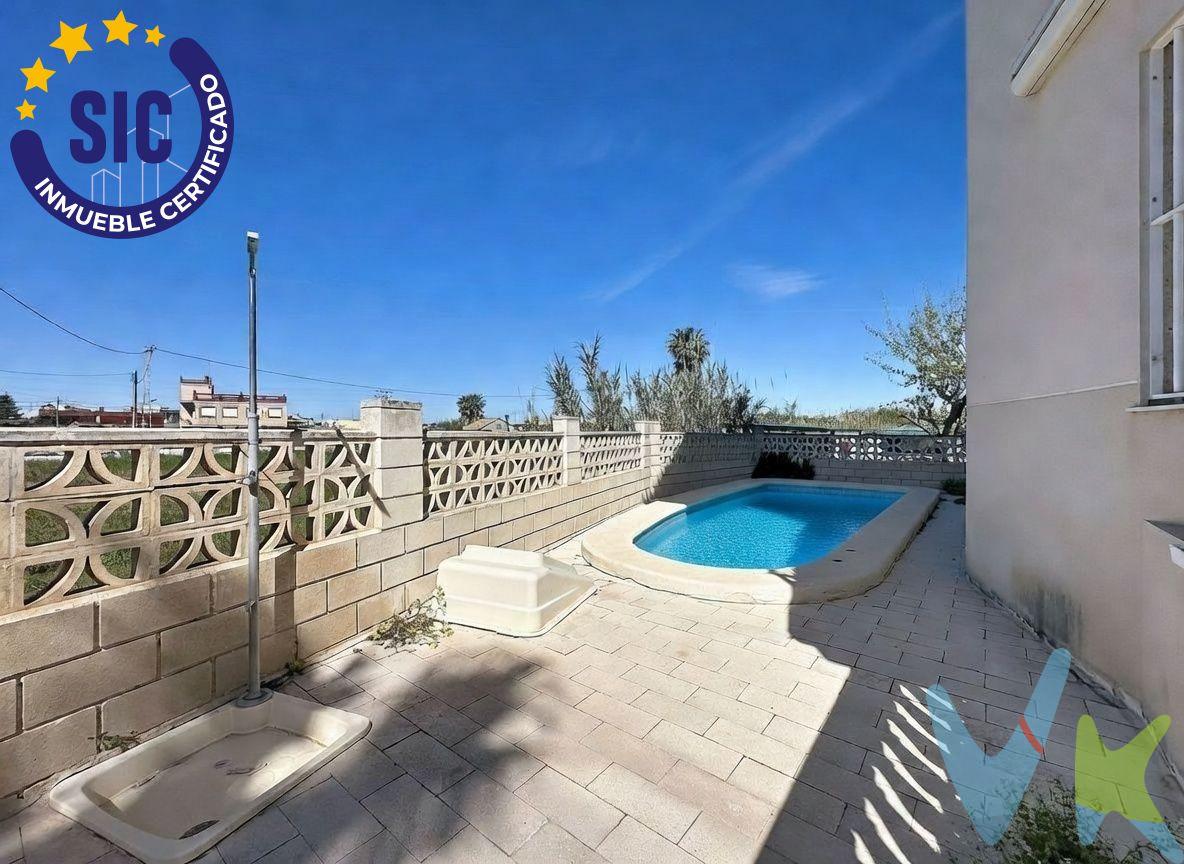 ¿Buscas un piso donde el sol sea el protagonista? ¡Lo has encontrado! Vendemos apartamento a 150m de la playa, todo exterior y super luminoso. Gran Salón-Comedor ampliado (¡espacio de sobra para toda la familia!). Cocina separada e independiente. 2 Habitaciones exteriores + 1 Baño. Balcón con vistas al mar. Aire acondicionado y calefacción centralizada. Garaje con portón automático y Piscina comunitaria. A 15 min de Cullera y 30 min de Valencia. ¡La tranquilidad que buscas con la amplitud que necesitas!. ¡Contacta ahora para visitarlo antes de que vuele!. VENTA:. PVP 176.400€. Gastos e impuestos no incluidos en el precio. La compra conlleva impuestos y gastos de formalización para el comprador. A título orientativo se informa que en segundas transmisiones el ITP con carácter general en Valencia es del 9%, pudiendo existir otros tipos impositivos atendiendo a las circunstancias personales del comprador u otras circunstancias previstas legalmente. Base imponible del impuesto el mayor valor entre el precio de compraventa, la tasación o el valor de referencia catastral. En cuanto a los gastos de notaría y registro, en su caso, suelen oscilar aprox. entre 1,5% y 2,5% (aranceles variables según precio, n.º de copias y complejidad). El comprador elige notario. Si el comprador precisase de hipoteca: tasación, condiciones y costes bancarios serán según entidad elegida por el comprador, así como los gastos de gestoría, y cualesquiera otros gastos inherentes a la formalización de la compraventa que legalmente correspondan a la parte compradora, salvo pacto expreso en contrario con el vendedor. El consumidor tiene, conforme a la normativa vigente, a su disposición información y documentación adicional relativa al inmueble y condiciones de la compraventa, que podrá ser consultada en C/Joaquín Costa 4, bajo 46005 Valencia o urbe2@remax.es. Honorarios de mediación inmobiliaria a cargo del COMPRADOR: (3% del precio final de venta más IVA (21%), salvo otro pacto.); y de VENDEDOR (según acuerdo con el mismo). Se informa al consumidor que la agencia actúa como intermediaria inmobiliaria en la operación, estando cualquier eventual compraventa y sus condiciones sujeta a la aceptación expresa del propietario-vendedor y a la posterior formalización del correspondiente contrato.