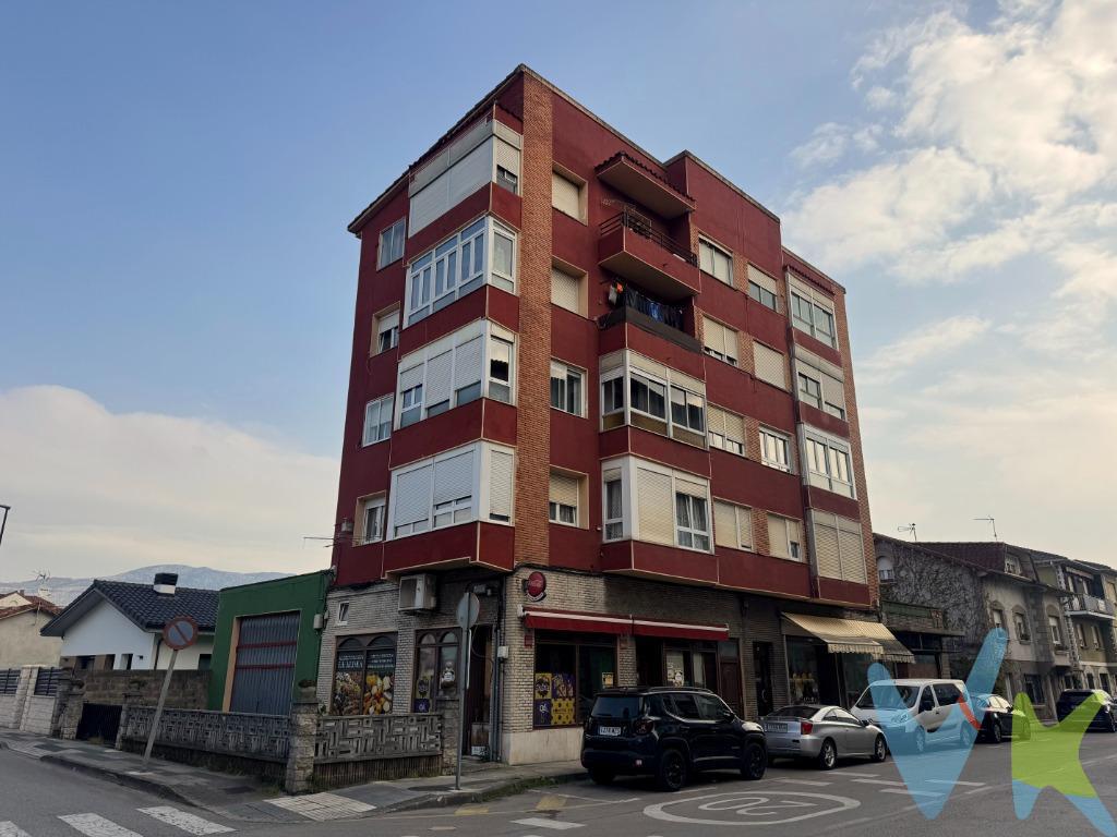 ¡TU NUEVO HOGAR TE ESPERA! PISO REFORMADO Y BAÑADO POR EL SOL EN LOS CORRALES DE BUELNA. Imagina despertar en una vivienda donde la claridad es la verdadera protagonista. Este excepcional piso, situado en una ubicación privilegiada, no es solo una propiedad; es un mirador privado que ofrece una calidad de vida gracias a su luz  y sus vistas totalmente despejadas. Si buscas un refugio listo para entrar a vivir, donde cada rincón respira calidez, lo has encontrado. DISTRIBUCIÓN Y DISEÑO. La vivienda destaca por su inteligencia espacial y su condición de esquina, lo que garantiza una ventilación cruzada y una entrada de luz natural constante durante todo el día gracias a su inmejorable orientación Sur y Oeste. Salón con Galería: El corazón de la casa, un espacio acogedor ampliado por una galería que invita a relajarse mientras disfrutas de las vistas. Zona de Descanso: Dispone de 3 dormitorios, ideales para familias o para configurar un despacho luminoso si teletrabajas. Cocina y Baño: Estancias funcionales y completamente actualizadas tras la reciente reforma. Estado Impecable: La propiedad ha sido renovada con mimo, permitiéndote mudarte de inmediato sin necesidad de invertir en obras ni actualizaciones. UN ENTORNO CONECTADO CON TODO. Vivir en la zona de la Aldea, junto a la calle Condesa Forjas de Buelna, significa tener el municipio a tus pies. La comodidad de este emplazamiento es inigualable:. Servicios a un paso: Colegios, institutos, supermercados y oficinas están a la vuelta de la esquina. Salud y Bienestar: A escasos metros del centro de salud 24 horas y farmacias, y a tan solo 15 minutos del Hospital de Sierrallana. Comunicaciones Estratégicas: Acceso inmediato a la autovía y cercanía total a la estación de tren y paradas de autobús, conectándote rápidamente con el resto de Cantabria. ¿ES ESTA TU PRÓXIMA INVERSIÓN O TU FUTURO HOGAR?. Esta propiedad es una oportunidad de oro tanto para familias que buscan cercanía a centros educativos como para inversores que desean un activo seguro en una zona de alta demanda. ¡No dejes que se te escape! Las viviendas con esta luminosidad y estado de conservación no suelen durar mucho en el mercado. Contacta ahora para concertar una visita y sentir en persona la energía de este piso único. Gastos de la transacción : . Compra sujeta al Impuesto de Transmisiones Patrimoniales. El adquiriente deberá hacerse cargo del coste de la escritura y su inscripción en el Registro de la Propiedad. 