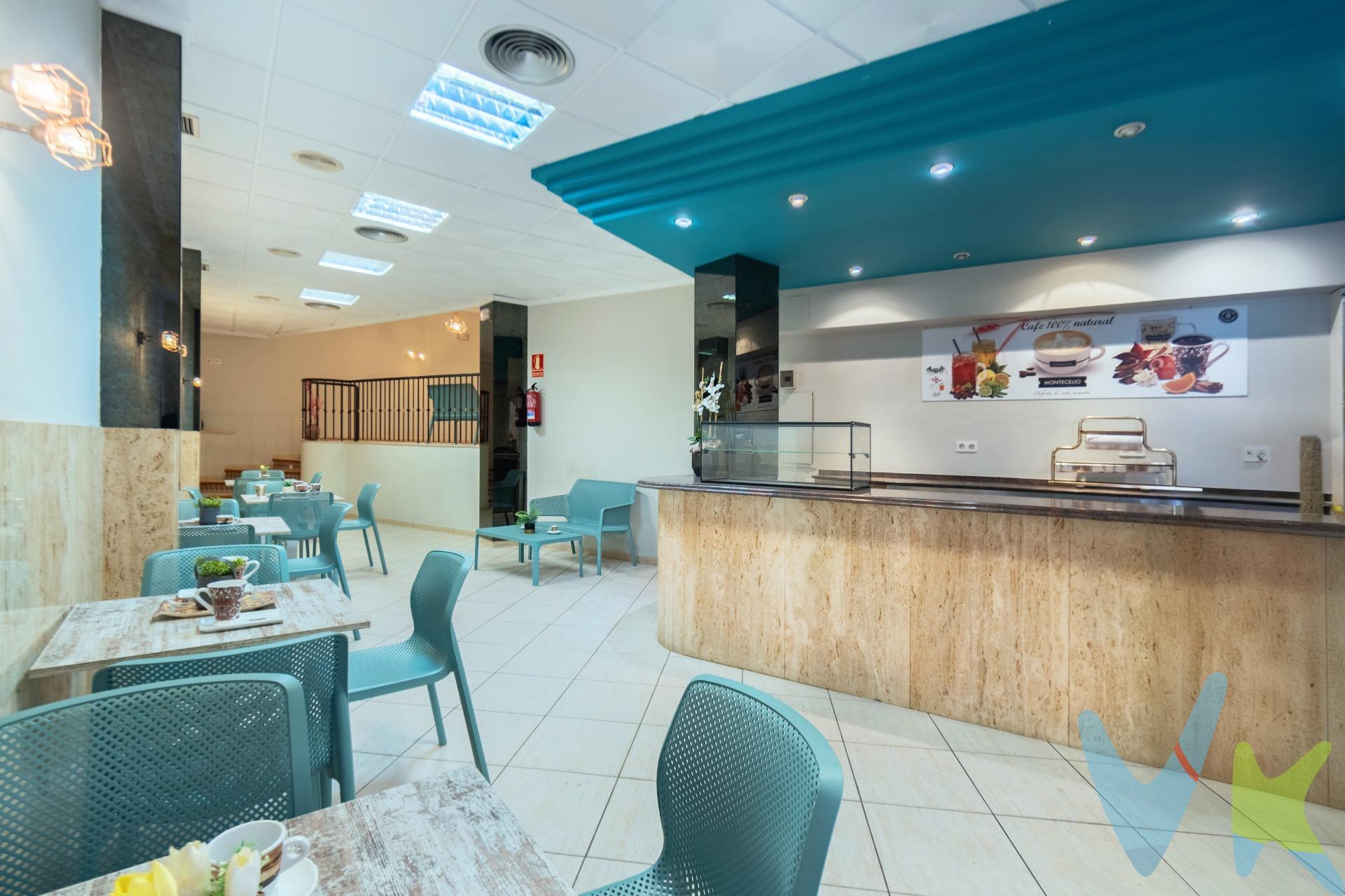 ¿Buscas el lugar ideal para comenzar tu negocio? Este local comercial en Vila-real está listo para que empieces a trabajar desde el primer día. Totalmente acondicionado como cafetería, con licencia activa y toda la documentación al día, solo necesita tus ganas y tu proyecto. Cuenta con una planta baja amplia y luminosa, un altillo con espacio extra , dos baños para clientes y uno independiente para el personal. Además, dispone de una cocina exterior equipada con salida de humos, perfecta para ofrecer desayunos, comidas o tapas en un entorno profesional. Aunque ahora no tiene terraza, puedes solicitar al Ayuntamiento la autorización para instalar una y así dar más visibilidad y encanto a tu negocio. Con una ubicación estratégica y un estado impecable, este local es la oportunidad perfecta para emprendedores que buscan un espacio con personalidad y potencial en el corazón de Vila-real. Ven a verlo y deja que tu idea cobre vida aquí. Solicita una visita! . 