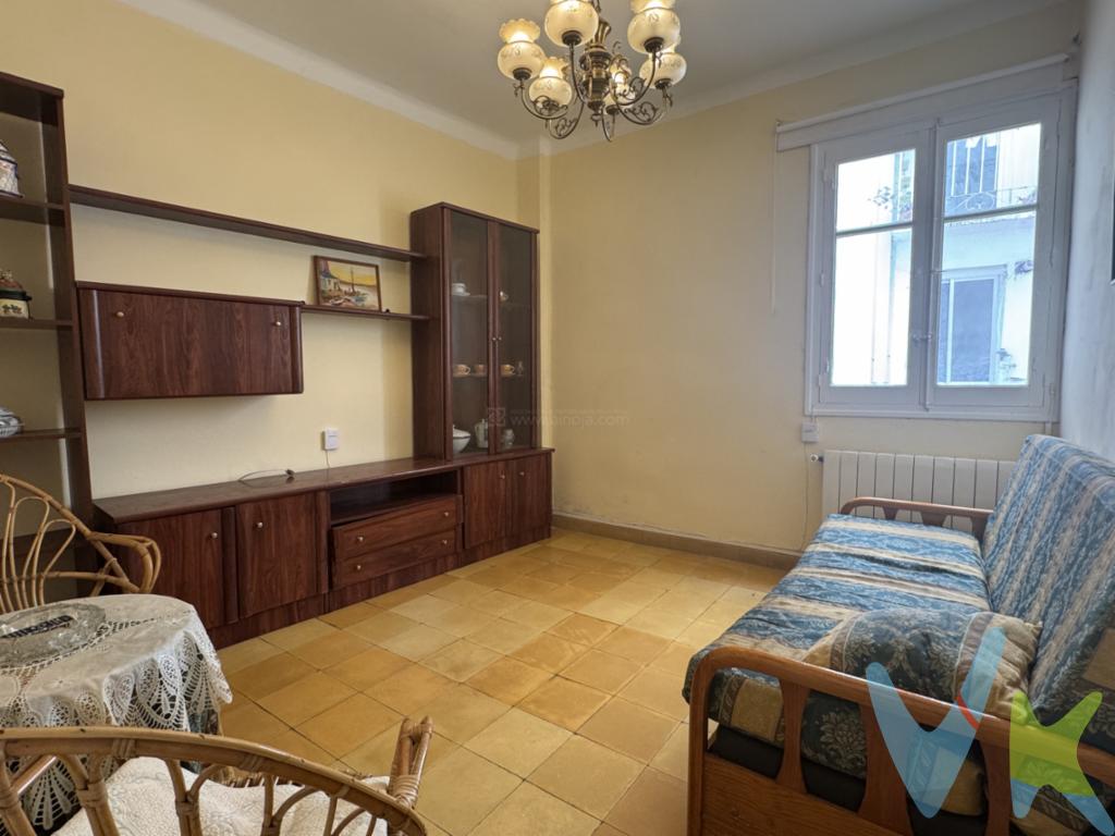 Inmobiliaria Solozábal te presenta esta excelente oportunidad en pleno corazón de Logroño.Ubicado en la céntrica Avenida Pérez Galdós, este inmueble de 135.000  es ideal tanto para vivir como para invertir.Se trata de una segunda planta, ubicada en un edificio del año 1965 dotado con ascensor y sin barreras arquitectónicas de acceso.La vivienda, que se encuentra a actualizar, cuenta con 62 m² construidos (55,34 m² útiles) que optimizan al máximo el espacio.Dispone de dos acogedoras habitaciones, perfectas para tu comodidad, e incluye además un práctico armario empotrado.Su cocina es totalmente independiente y cuenta con el desahogo añadido de una despensa para facilitar el almacenaje.El piso se completa con un baño equipado con ducha (nota: cuenta con un peldaño de acceso).Bajos gastos de comunidad. Disfrutarás de un clima perfecto gracias a sus ventanas de madera, su calefacción de gas y su excelente orientación Norte-Sur.Al estar en pleno centro, tendrás a un paso todo tipo de comercios, restaurantes y un inmejorable acceso al transporte público (autobús).¡No dejes escapar esta ocasión y contacta con nosotros para concertar tu visita hoy mismo!