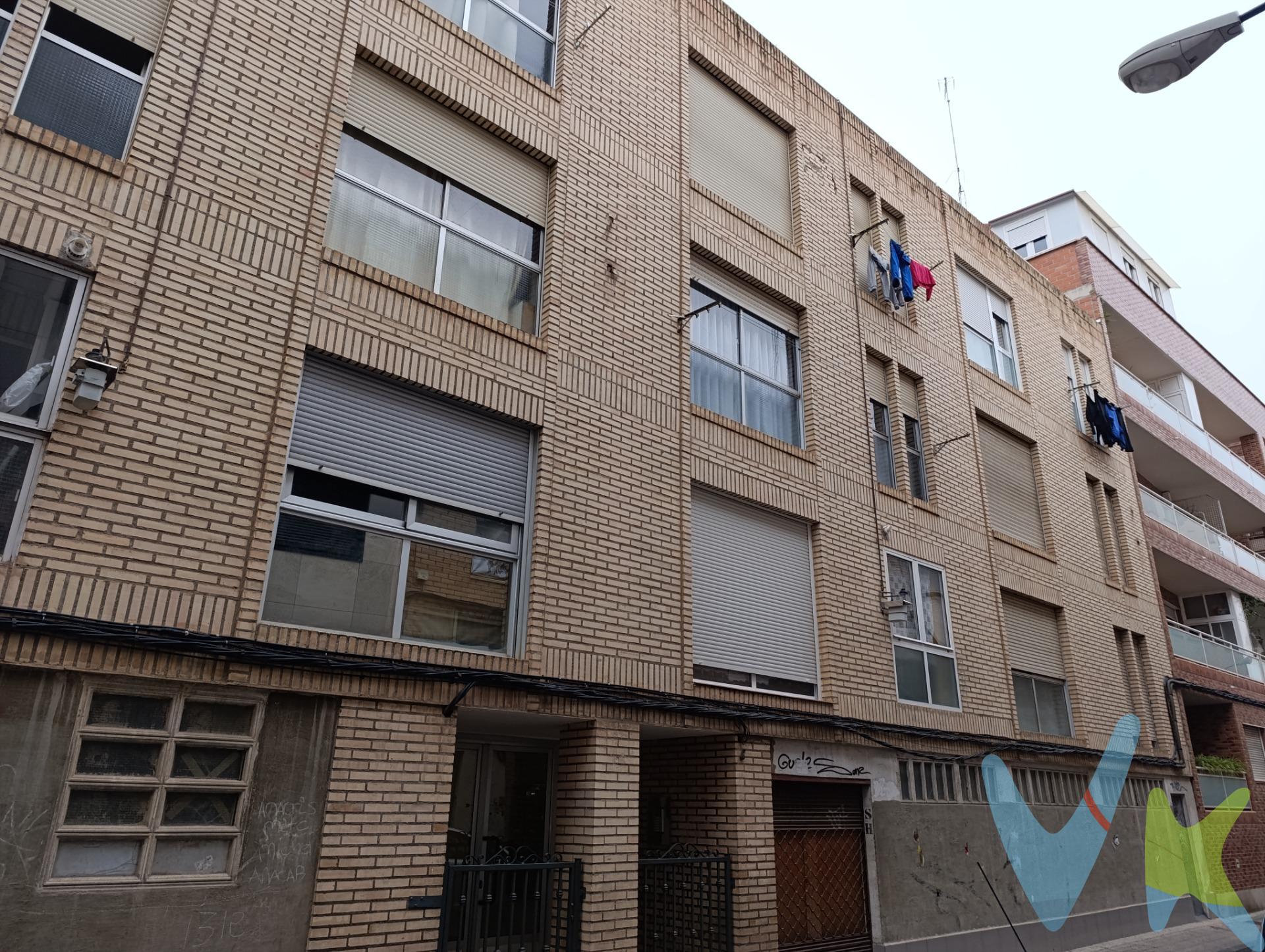 CALLE MARTIN ABANTO,. ¡Descubre tu nuevo hogar en este encantador apartamento de 40 m² útiles! Situado en una segunda planta sin ascensor, este acogedor piso cuenta con un luminoso salón donde disfrutar de momentos de relax. La cocina, funcional y bien equipada, se convierte en el lugar ideal para preparar tus platos favoritos. Además, el dormitorio ofrece un espacio tranquilo para descansar. El baño, moderno y cómodo, completa la distribución de este inmueble que también incluye una pequeña terraza interior. Con calefacción individual de gas ciudad y aire acondicionado mediante split en el salón, tendrás el clima perfecto todo el año. . Este apartamento, construido en 1980, se encuentra en buen estado y es ideal tanto como primera vivienda como inversión. No te pierdas la oportunidad de conocerlo a través de nuestra visita virtual 360º. ¡Ven a verlo y enamórate de su encanto!. El precio indicado no incluye impuestos, gastos de notaría, registro y honorarios de intermediación. Anuncio no vinculante, puede contener errores.