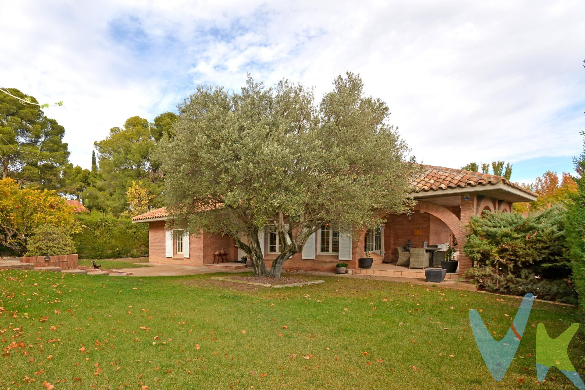 CHALET CON CALIDAD Y CONFORT EN URBANIZACIÓN LAS LOMAS DE GÁLLEGO, CON CASA INDEPENDIENTE DE INVITADOS Y PISCINA PRIVADA. Te presentamos una propiedad única que destaca por sus detalles de primera calidad, con una encantadora casa de invitados independiente y piscina privada, en una parcela diseñada para el disfrute y la desconexión. Con 207 m² de superficie construida, la vivienda principal ofrece una distribución impecable y espacios luminosos diseñados para el máximo confort:. - Amplio salón dividido en dos ambientes (comedor y zona de estar) con una acogedora chimenea de casette, ideal para crear recuerdos inolvidables. Con acceso directo desde el salón a un precioso porche con 4 arcos de estilo aragonés, el lugar perfecto para cenas al aire libre y momentos de relax con vistas al jardín. - Bonita cocina equipada e independiente donde la funcionalidad se une al diseño, con espacio para comer a diario y salida directa al jardín. - Dormitorios Principales: Dos dormitorios de gran tamaño, ambos con armarios empotrados de pared a pared. Uno de ellos incluye un baño en suite para mayor privacidad, y un segundo baño completo independiente con doble lavabo y ducha. Calidades que marcan la diferencia:. Esta propiedad ha sido cuidada con mimo, incorporando materiales de alta gama y comodidades:. - Aislamiento y eficiencia: Ventanas de PVC Climalit oscilobatientes con contraventanas menorquinas y mosquiteras. Aislamiento de fibra de vidrio en paredes y forjado sanitario con bolo para protegerla de humedades. - Confort todo el año: Climatización completa con aire acondicionado por conductos en toda la casa. Calefacción y agua caliente con caldera de gasoil. - Estilo y durabilidad: Fachada de ladrillo artesano aragonés y teja árabe. Suelos de cerámica combinados con madera de roble en el hall y salón. El Plus Definitivo: Casa de Invitados y Jardín Privado con piscina. 🏡 Casa Independiente (48 m²): Un espacio revestido de piedra, ideal como apartamento de invitados, estudio privado o una acogedora bodega. Totalmente equipado con chimenea de casette, cocina, baño completo y aire acondicionado frío/calor. 🌳 Disfruta de dos zonas de jardín que ofrecen intimidad. En la parte delantera, te recibirán un olivo y un granado centenarios. En la trasera, la piscina privada. El jardín con riegos de aspersión y goteo se completa con barbacoa de obra, zonas de estar y una casita de madera para almacenaje. No te pierdas el reportaje fotográfico completo que hemos preparado para ti. . 📞 Llámanos ahora y agenda tu visita personalizada. ¡Te enamorará al instante!. Si necesitas asesoramiento financiero, nuestro equipo te ayudará sin compromiso. BUSCAMOS SOLUCIONES🏡,. ENCONTRAMOS HOGARES💙. . . .  . 