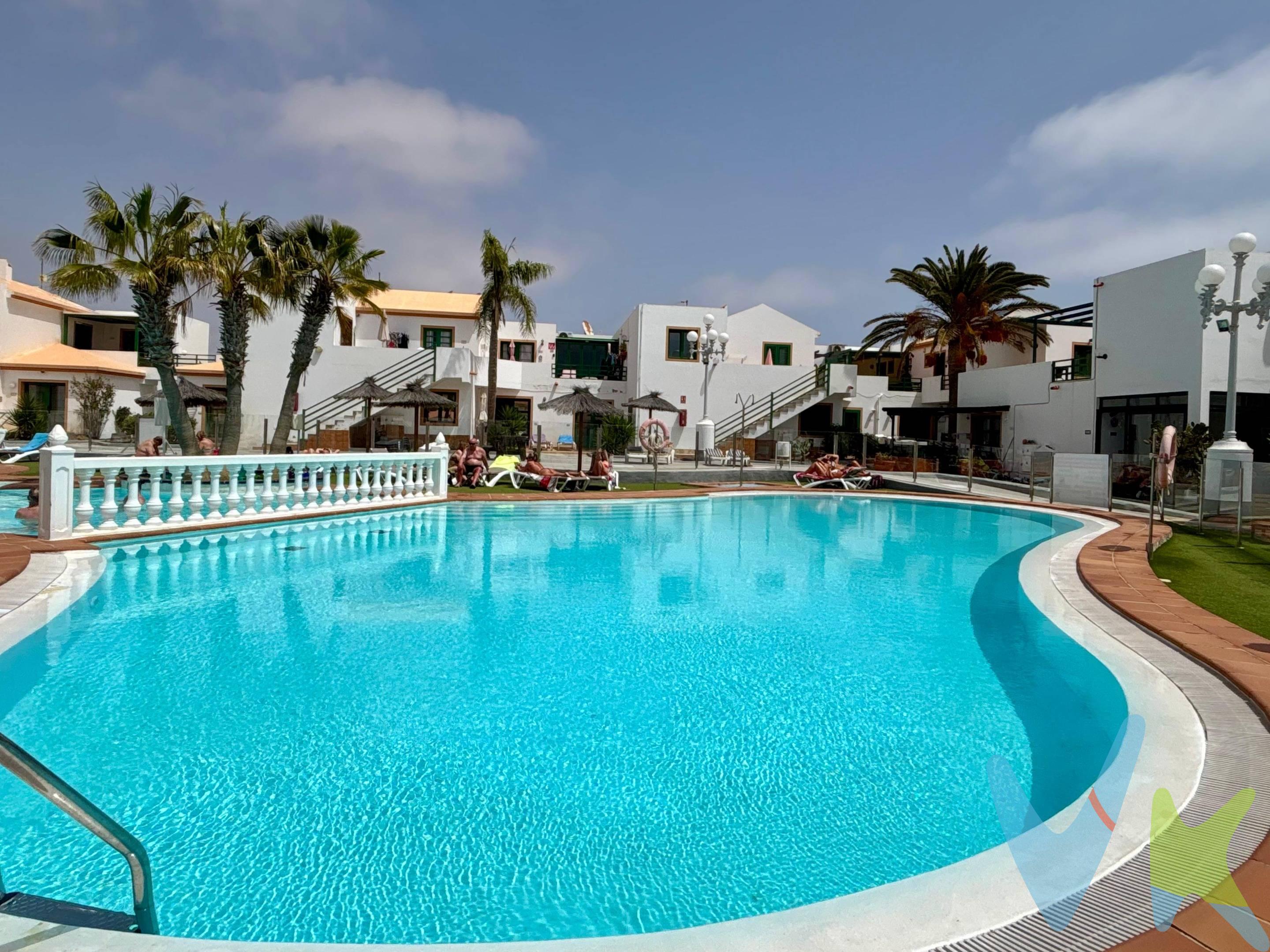 Coqueto y acogedor apartamento en Caleta de Fuste, en la paradisíaca isla de Fuerteventura. A pocos minutos de la playa, es el lugar perfecto para disfrutar del mar, el sol y la tranquilidad durante todo el año. La vivienda totalmente reformada, cuenta con una cómoda habitación, un baño completo y un luminoso salón con cocina americana, lo que crea un espacio práctico y agradable. Su encantadora terraza justo al lado de la piscina, invita a relajarse, desayunar al aire libre o disfrutar de las suaves temperaturas de la isla. Además, la propiedad dispone de placas solares, lo que aporta eficiencia energética y un importante ahorro en consumo, fundamental para darle un valor diferencial a la vivienda. Ubicado en un complejo muy tranquilo, dispone de piscina comunitaria, solárium y bar de piscina, ideales para desconectar y aprovechar al máximo el excelente clima de la zona. Además, en los alrededores encontrarás restaurantes y bares que ofrecen una variada oferta de ocio, perfectos para disfrutar sin necesidad de grandes desplazamientos. Una oportunidad perfecta tanto como inversión para alquiler de corta temporada como para segunda residencia, donde encontrar tu pequeño refugio en esta maravillosa Isla. ¿Quieres descubrirlo? Llama y pide tu visita. 