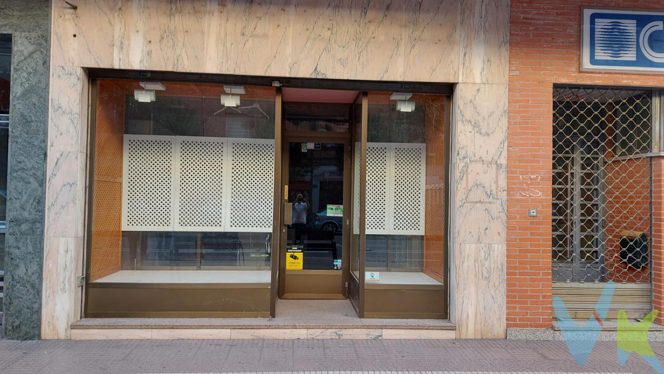 INMOBILIARIA SOLOZÁBAL presenta un local en Duquesa de la Victoria de Logroño.Dispone de baño, exposición y almacén con dos accesos.Verja en entrada principal.Acceso también por patio abierto de parte trasera del edificio.Suministros de alta.Antigua Mercería.