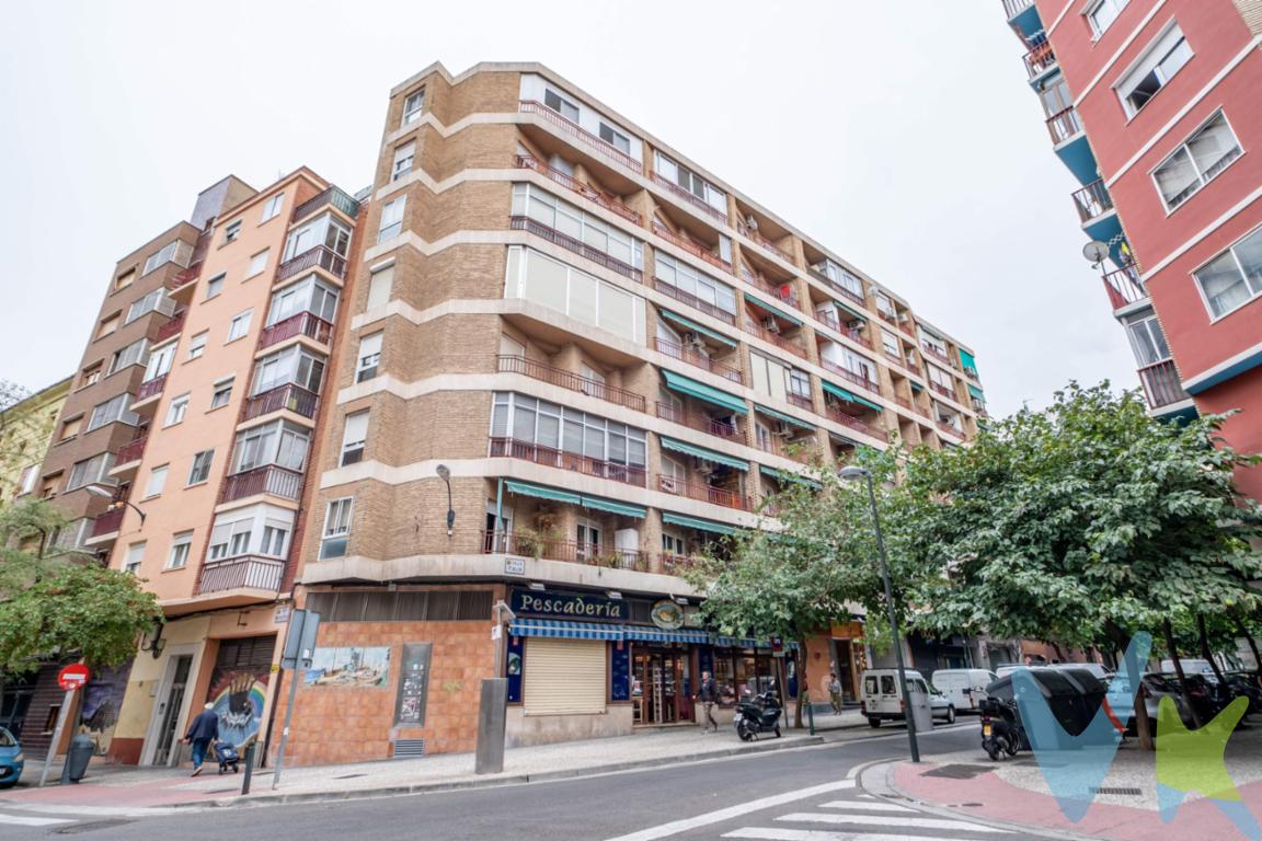. Ubicada en una de las zonas más consolidadas y mejor comunicadas de Zaragoza —en Calle Italia, junto a Plaza Roma —, esta 5ª planta te ofrece el equilibrio perfecto entre la energía del barrio y el remanso de paz que necesitas al llegar a casa. ¿Por qué este piso en Calle Italia es ideal para ti?. Luz y silencio asegurados: Al ser una 5ª planta interior orientada a un amplio patio de manzanas, disfrutarás de una luminosidad espectacular durante todo el día, alejándote por completo del ruido del tráfico urbano. Espacios pensados para el día a día: Cuenta con 3 dormitorios polivalentes (ideales para dormitorios familiares, despacho o zona de vestidor) y un baño completo con ventana, un detalle clave que garantiza ventilación natural y máxima luminosidad. Cocina independiente y funcional: Espacio optimizado para cocinar con comodidad y mantener los olores fuera de las zonas de descanso. Salón con galería cerrada: Tu salón se amplía hacia una práctica galería cerrada de desahogo, perfecta para zona de lavandería, despensa o rincón de lectura. Máximo confort térmico: Olvídate del frío en invierno gracias a su sistema de calefacción y agua caliente central, garantizando un confort continuo en toda la vivienda. Finca con ascensor y en buen estado: Un edificio cuidado y accesible, listo para entrar a vivir o para ponerlo en rentabilidad como inversión de alta demanda de alquiler en Zaragoza. El barrio de Las Delicias destaca por su excelente conectividad. A pocos minutos a pie de la Estación Delicias (AVE / Cercanías), paradas de autobús urbano, supermercados, colegios, centros de salud y todo tipo de comercio local. Una zona estratégica tanto para vivir como para invertir. ¡No dejes pasar la oportunidad de visitarlo! Contacta con nosotros hoy mismo para concertar una visita sin compromiso y descubrir de primera mano tu próximo hogar. *** Gastos e impuestos no incluidos. A título orientativo, en segundas transmisiones, el comprador abonará: Impuesto sobre Transmisiones Patrimoniales (ITP), tipo general en Aragón al 8% (*). Base de cálculo: mayor valor entre precio de compraventa o valor de referencia catastral. Gastos de Notaría y Registro: Aranceles variables según precio, número de copias y complejidad; cálculo según tarifas normativas. Si se precisa hipoteca: Tasación, condiciones y costes bancarios según entidad elegida por el comprador; así como gastos de gestoría y cualesquiera otros inherentes a la compraventa. No se incluyen otros gastos o tributos que puedan por Ley corresponder al comprador. Operación sujeta a doble mediación. Existen honorarios a cargo del comprador, salvo pacto en contrario, no incluidos en PVP. El consumidor conforme a la normativa vigente podrá solicitar información y documentación adicional relativa al inmueble, sus características, condiciones de la operación y del servicio de mediación en la oficina y/o a través de nuestro teléfono de contacto o mail. La agencia actúa exclusivamente como intermediaria en la compraventa, cuyas condiciones, en todo caso, estarán sujetas a la aceptación expresa del vendedor del inmueble y posterior formalización del contrato. La información suministrada se corresponde con la disponible a la fecha de publicación, pudiendo variar en función de las circunstancias o actualizaciones legales, contractuales y fiscales. Anuncio de carácter meramente informativo. Para una información exhaustiva sobre el funcionamiento, tipos impositivos y bonificaciones del ITP en Aragón, puede consultar el portal oficial de la Agencia Tributaria Autonómica. Tarifas notariales y registrales reguladas en el Anexo I del Real Decreto 1426/1989 y Anexo I del Real Decreto 1427/1989, respectivamente. Anuncio no vinculante, puede contener errores.