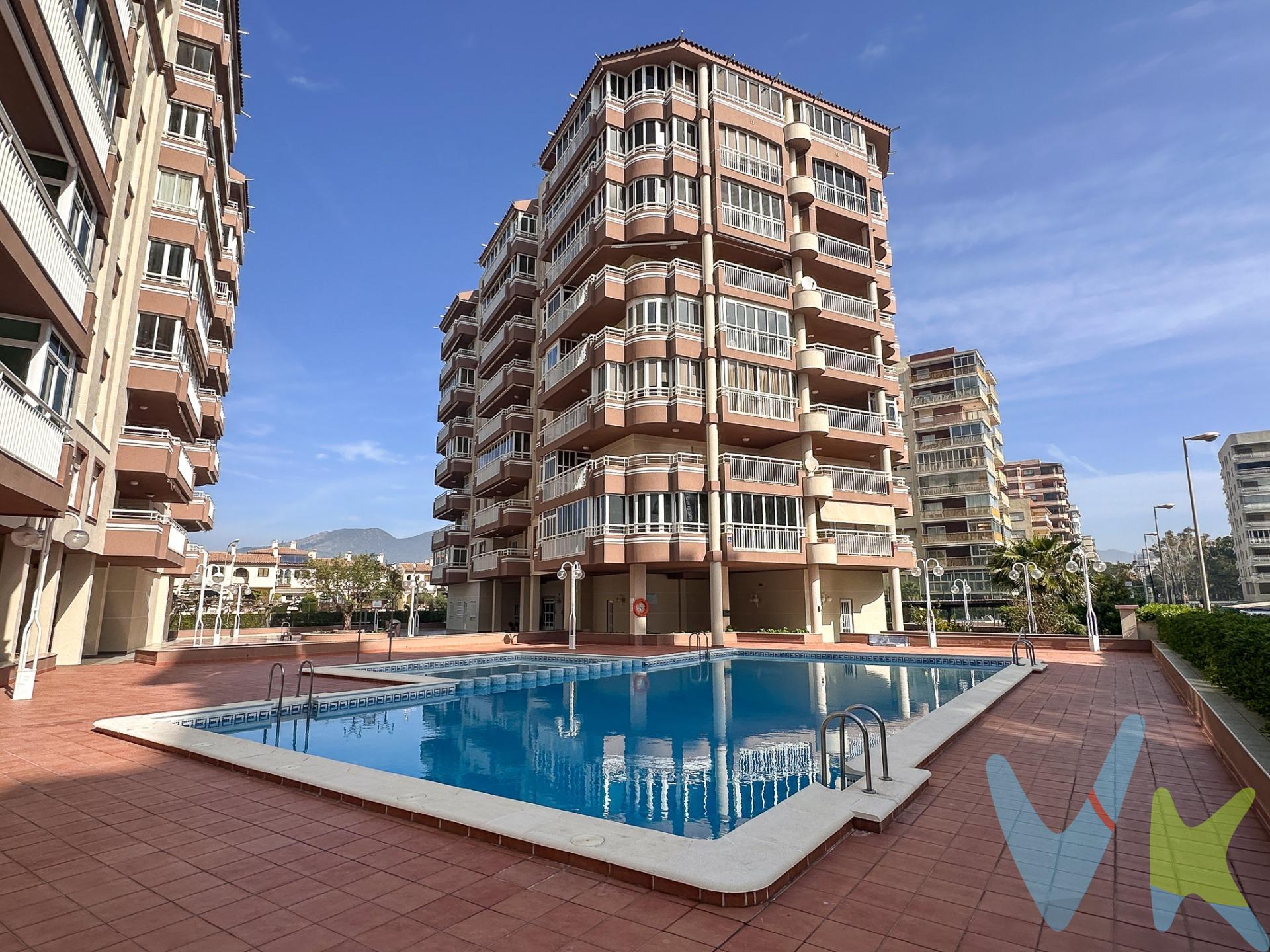 Este espectacular apartamento se encuentra ubicado en el edificio Viena, un ático esquinero situado en una privilegiada octava planta que ofrece impresionantes vistas a la playa de la zona Heliopolis. La propiedad cuenta con un amplio hall de entrada que da paso a un luminoso comedor-salón de 21 m², desde donde podrás acceder directamente a una maravillosa terraza privada  de 37 m², ideal para disfrutar del clima mediterráneo. El inmueble dispone también de dos acogedoras habitaciones dobles equipadas con armarios empotrados; destacando una habitación principal dotada de baño en suite. Además, hay otro baño completo adicional y cocina equipada junto a galería funcional. Se incluye trastero y garaje como parte esencial del paquete inmobiliario. Entre las comodidades sobresalen zonas comunes perfectamente mantenidas: piscina comunitaria para refrescarse durante los cálidos días estivales, pista tenis profesional , amplia área ajardinada perfecta para paseos al aire libre y espacio recreativo especialmente diseñado para niños que incluye columpios seguros y accesibles . A pocos pasos tendrás acceso rápido hacia múltiples servicios tales como autobuses, supermercados, cafeterías irresistibles , farmacias necesarias así como centros médicos o educativos cercanos brindándote todo lo necesario sin alejarte mucho. Esta oferta está presentada en exclusiva; solicitamos respetar privacidad no contactando directamente al propietario ni vecinos o empleados del edificio mientras tanto facilitaremos cualquier información requerida sobre esta maravillosa vivienda. En todos los casos los precios expuestos son más impuestos y gastos derivados de la transmisión del inmueble.