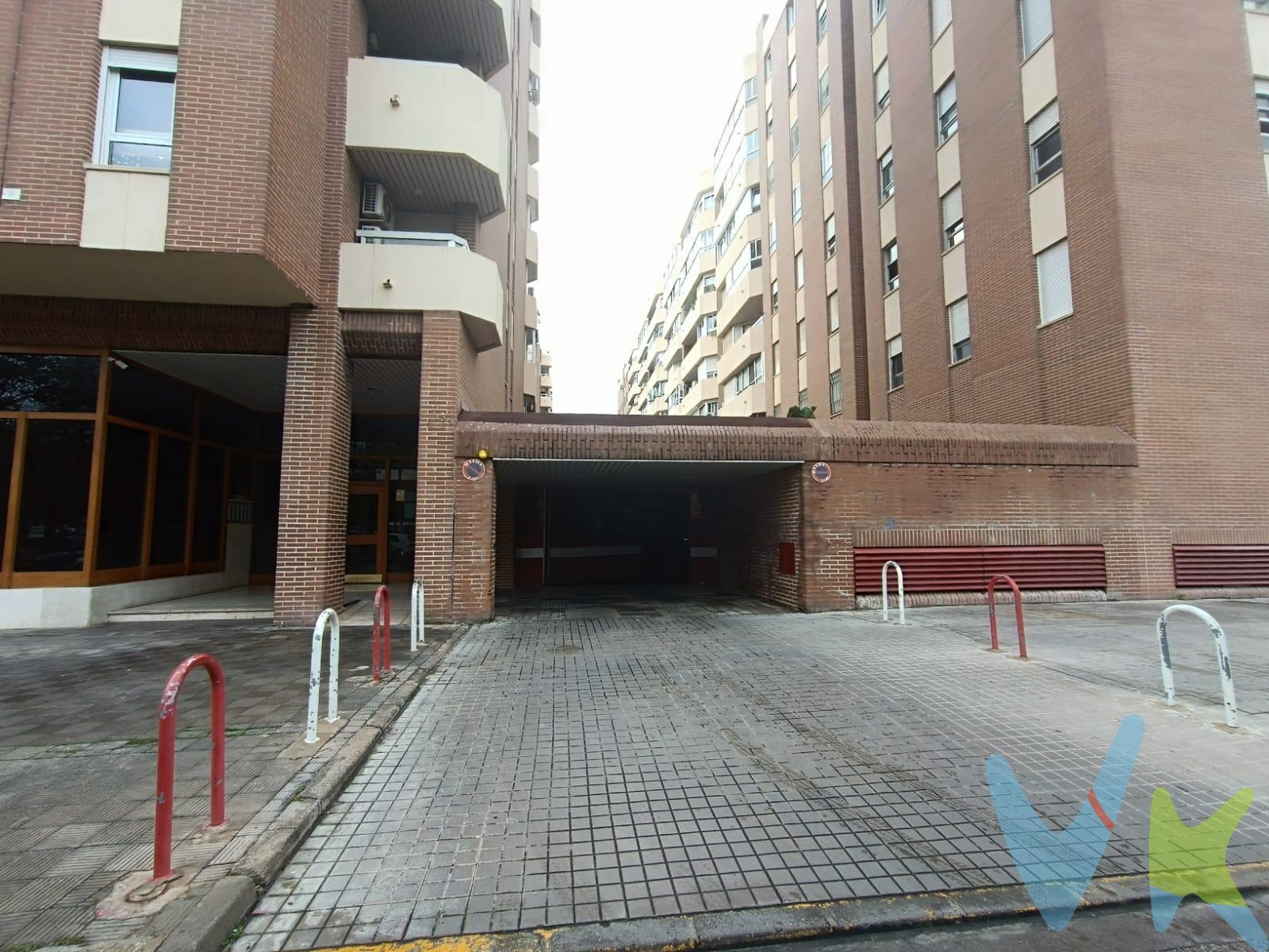 Si buscas una plaza de garaje por la zona de Sant Pau de Valencia estas de suerte. Es muy necesario no perder el tiempo después de una jornada laborar, lo que más deseas es llegar a tu casa y aparcar el coche en un minuto, pues esto solo se consigue con una plaza de garaje justo en la zona. Llámanos y te acompañaremos a verla. . La venta de este garaje se gestiona mediante contrato de EXCLUSIVA COMPARTIDA por lo que se trabaja con más de 150 Inmobiliarias. Los gastos de la venta tales como notaría, registro y honorarios no están incluidos en el precio. INMUEBLE SUJETO A PERIODO DE TRANSPARENCIA. 