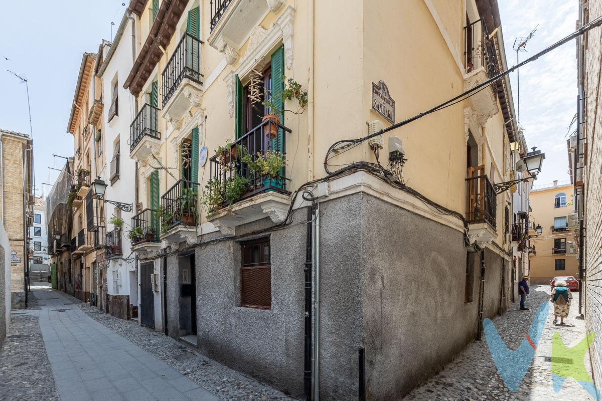 Oportunidad única de inversión en el corazón de Granada: Edificio de 3 plantas independientes con terraza en ático. Presentamos un exclusivo inmueble ubicado en pleno centro histórico de Granada, a escasos metros de la Catedral y de las principales arterias turísticas y comerciales de la ciudad. Se trata de una casa-edificio de 3 plantas independientes, ideal para inversores que buscan un proyecto con alta rentabilidad y proyección a corto, medio y largo plazo. Características clave de la propiedad:. 3 plantas con dos viviendas individuales por planta, y ático con otra vivienda así como gran terraza comunitaria. Cada vivienda dispone de dos habitaciones y un baño completo excepto las del bajo y el ático que cuentan con un dormitorio. Todos con acceso independiente, lo que permite el desarrollo de 7 unidades residenciales o turísticas. Ideal para convertir en apartamentos turísticos, coliving, viviendas de alquiler por planta o una combinación flexible de usos. Ubicación estratégica: situado en una de las zonas con mayor flujo turístico de Granada, garantizando una ocupación elevada durante todo el año. Gran terraza en el ático . Edificio con gran potencial de revalorización: posibilidad de reforma con enfoque boutique, hotelero o residencial. División horizontal pendiente. Demanda turística y residencial consolidada en la zona, con escasez de inmuebles con esta versatilidad. Rentabilidad estimada:. Ingresos por alquiler turístico: cada planta puede generar ingresos independientes, con tarifas premium por la ubicación y las vistas. Opciones de reventa por planta o como edificio completo, con posibilidad de plusvalía significativa tras reforma. Ideal para Family Office, desarrolladores, operadores de apartamentos turísticos o fondos inmobiliarios. En resumen, una inversión sólida y con gran proyección, en una de las ciudades más visitadas de España y con un inmueble difícil de encontrar: versátil, céntrico y con una terraza única. No lo dudes y llámanos para visitarlo. Ref. N342. * El PVP indicado no incluye impuestos ni gastos de Escritura. * Honorarios agencia no incluidos. * Las superficies expresadas en esta página tienen carácter descriptivo y son aproximadas. * Los precios pueden ser susceptibles de modificación sin previo aviso. * Esta propiedad se vende SIN muebles. 