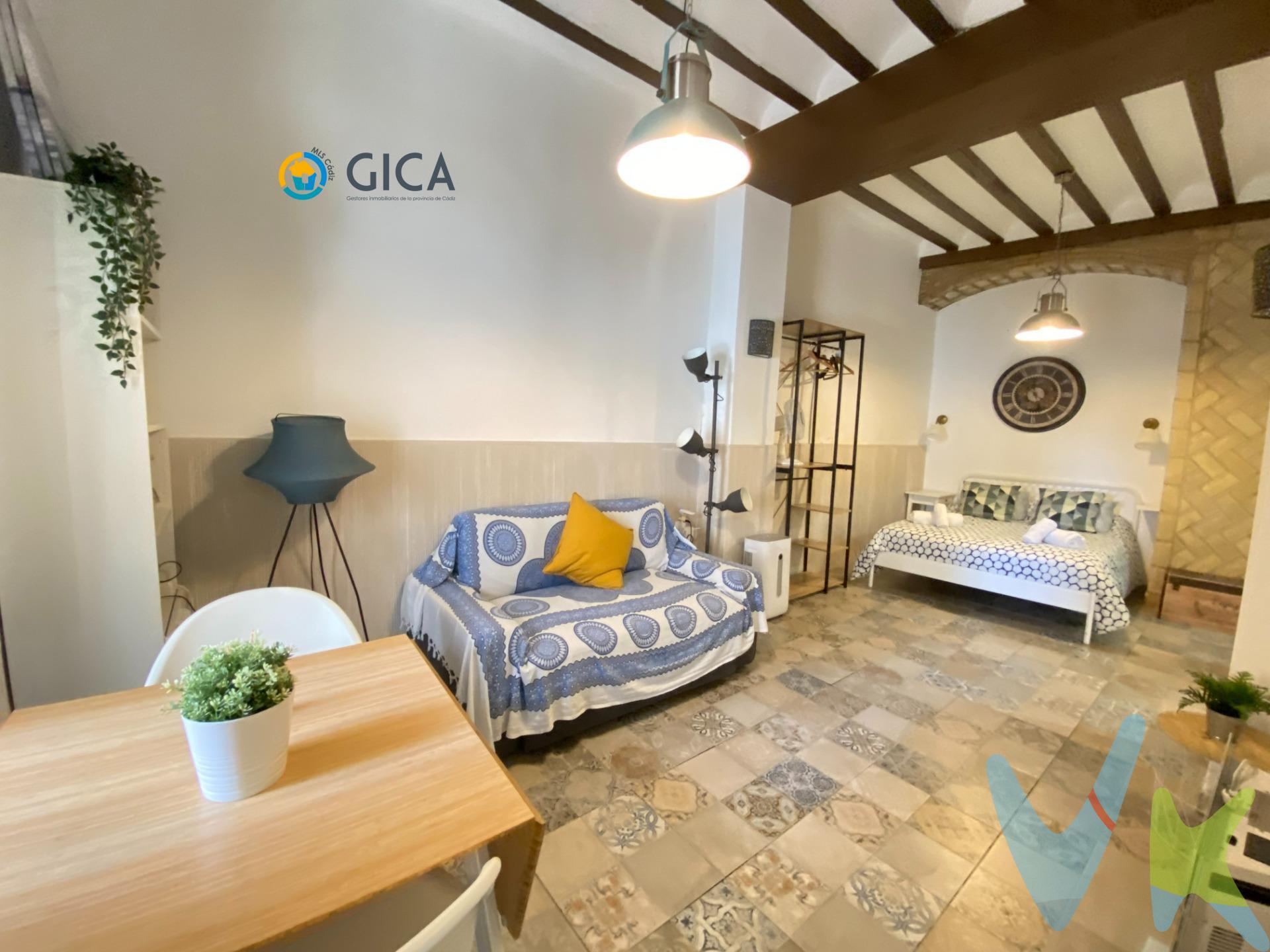 ¡Oportunidad única en el corazón de Cádiz! Este encantador estudio, completamente reformado en 2019, se encuentra en la planta baja y cuenta con 38 m² de espacio bien aprovechado. Ubicado junto a las puertas de Tierra, a solo 5 minutos de la hermosa playa de Santa María del Mar, te ofrece la comodidad de vivir en el centro con la tranquilidad de estar cerca del mar.  El espacio combina salón y dormitorio en un mismo ambiente, y destaca por sus techos altos con vigas vistas, que le aportan un toque de carácter y amplitud. ¡Una vivienda moderna, funcional y en una ubicación privilegiada! No dudes en contactarme para más detalles. ¡No dejes pasar esta oportunidad única de vivir en un lugar con tanto encanto y comodidad! 🏡✨. ¡Contacta con nosotros para concertar una visita!. Por mandato expreso del propietario, comercializamos este inmueble en exclusiva, lo que le garantiza el acceso a toda la información, a un servicio de calidad, un trato fácil, sencillo y sin interferencias de terceros. Por este motivo, se ruega no molestar al propietario, a los ocupantes de la propiedad o a los vecinos. Muchas gracias por su comprensión. De acuerdo con lo previsto en el Decreto 218/2005, de 11 de octubre, se informa al cliente que los Gastos Notariales, Registrales, impuesto de transmisiones (ITP), Honorarios de intermediación, Gastos financieros, y otros gastos inherentes a la compraventa no están incluidos en el precio.