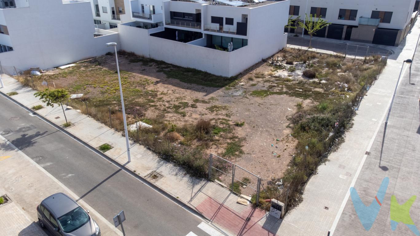  En el hermoso Puerto de Sagunto, en la zona del  SUB-2 , se encuentra esta finca edificable en venta que te espera para que la descubras. Con una ubicación privilegiada y todos los servicios necesarios a tu disposición, esta propiedad es una oportunidad que no puedes dejar escapar.Desde el momento en que llegas a la finca, te darás cuenta de su potencial. Con el terreno  en una zona muy deseada en la actualidad, podrás disfrutar de privacidad y tranquilidad en un entorno natural único. Además, la finca cuenta con alcantarillado y conexión a red eléctrica, lo que facilitará cualquier proyecto que desees llevar a cabo.Imagina construir la casa de tus sueños en este lugar, a1000 metros de la playa de Puerto de Sagunto y a 1500 metros de la playa de Canet el Racó de Mar elegida como la mejor  playa de la provincia  de Valencia  y con la comodidad de tener todos los servicios al alcance de tu mano. Con la posibilidad de edificar, tendrás la libertad de diseñar y crear el espacio perfecto para ti y tu familia.Además, la finca se encuentra en una zona muy céntrica dentro del SUB-2 , lo que te permitirá desplazarte con facilidad a cualquier parte de la ciudad. Podrás disfrutar de la vida en el Puerto de Sagunto, con sus playas, su ambiente cosmopolita y todas las opciones de ocio y restauración que ofrece. No dejes pasar esta oportunidad única de adquirir esta finca edificable en una ubicación privilegiada. Ven a visitarla y déjate enamorar por sus posibilidades. Esta propiedad es ideal para aquellos que buscan un lugar para construir su hogar en un entorno tranquilo y seguro.La finca te espera con los brazos abiertos, ansiosa por mostrarte todo lo que tiene para ofrecer. No pierdas la oportunidad de convertir este terreno en el lugar donde construirás tus sueños. ¡Ven a conocer esta propiedad y descubre todas las posibilidades que tiene para ti!El precio indicado no incluye gastos ni otros conceptos. A tal efecto, se informa que al referido precio habrá que añadirle los gastos propios de la transmisión inmobiliaria, entre los que cabe enumerar los siguientes: honorarios notariales, impuesto al que se encuentre sujeta la transmisión , (Impuesto sobre el Valor Añadido o Impuesto sobre Transmisiones Patrimoniales y Actos Jurídicos Documentados, según el caso), gastos de inscripción en el Registro de la Propiedad.Por mandato expreso del propietario, comercializamos este inmueble en exclusiva, por lo que garantizamos un servicio de calidad, un trato fácil, sencillo y sin interferencias de terceros. Por este motivo, se ruega no molestar al propietario, a los ocupantes de la propiedad, a los vecinos, o conserjes del edificio o urbanización si los hubiera. Muchas gracias por su comprensión. Si usted es agencia inmobiliaria y tiene un cliente para este inmueble, llámenos, estaremos encantados de colaborar en esta y otras operaciones.Este inmueble se vende en cuerpo cierto y las medidas expuestas en el anuncio son aproximadas.