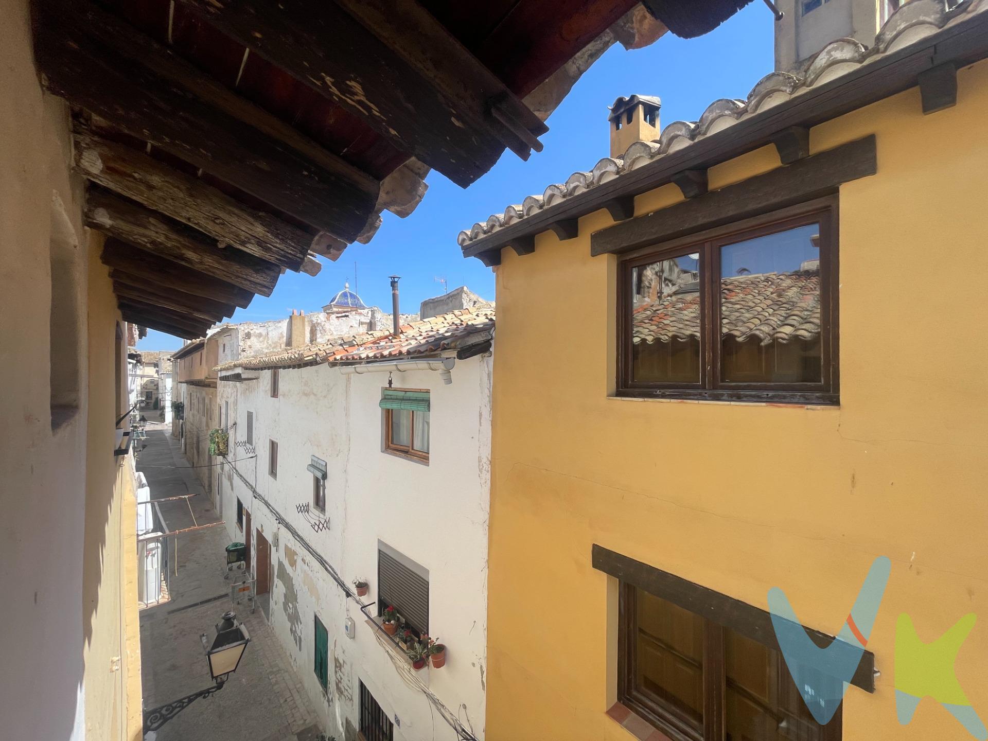 ¿Alguna vez has soñado con despertar donde el tiempo se detiene y cada piedra cuenta una historia?. Te presentamos esta joya de pueblo totalmente reformada en la Calle Somera, el epicentro del exclusivo casco antiguo de La Villa de Requena. Vivir aquí es respirar autenticidad, rodeado por el misticismo de la majestuosa Iglesia de San Nicolás y la nobleza del emblemático Palacio del Cid. Un rincón donde el pasado y el confort se abrazan para ofrecerte una calidad de vida incomparable. Esta preciosa casa combina la calidez de su carpintería exterior de madera y climalit con el encanto de su estructura tradicional. Distribuida de forma inteligente en 3 plantas que suman 148 metros construidos totales, la vivienda te recibe con un estado de conservación muy bueno, para entrar a vivir o rentabilizar desde el primer día. Cuenta con 3 acogedoras habitaciones dobles ideales para el descanso, agua corriente por termo eléctrico y un confort garantizado durante todo el año, gracias a sus dos amplios baños con plato de ducha, y su cocina americana, Todo ello con un coste mínimo. Una Oportunidad de Oro para Inversores Inteligentes Si buscas un activo refugio con alta rentabilidad, esta propiedad es un imán para el turismo rural y el alquiler vacacional. Ubicada en la calle más pintoresca del centro histórico, la demanda está asegurada gracias a su cercanía a los. principales monumentos y a pasos de un par de las bodegas subterráneas más visitadas de la región. Una inversión con encanto, bajo mantenimiento y un potencial de ingresos vacacionales extraordinario en una zona turística consolidada. No dejes escapar la oportunidad de poseer un pedazo del patrimonio de Requena por solo 72.000 €. ¡Contacta hoy mismo y ven a enamorarte de tu próximo proyecto!. VENTA:. PVP 72.000€. Gastos e impuestos no incluidos en el precio. La compra conlleva impuestos y gastos de formalización para el comprador. A título orientativo se informa que en segundas transmisiones el ITP con carácter general en Valencia es del 9%, pudiendo existir otros tipos impositivos atendiendo a las circunstancias personales del comprador u otras circunstancias previstas legalmente. Base imponible del impuesto el mayor valor entre el precio de compraventa, la tasación o el valor de referencia catastral. En cuanto a los gastos de notaría y registro, en su caso, suelen oscilar aprox. entre 1,5% y 2,5% (aranceles variables según precio, n.º de copias y complejidad). El comprador elige notario. Si el comprador precisase de hipoteca: tasación, condiciones y costes bancarios serán según entidad elegida por el comprador, así como los gastos de gestoría, y cualesquiera otros gastos inherentes a la formalización de la compraventa que legalmente correspondan a la parte compradora, salvo pacto expreso en contrario con el vendedor. El consumidor tiene, conforme a la normativa vigente, a su disposición información y documentación adicional relativa al inmueble y condiciones de la compraventa, que podrá ser consultada en C/Joaquín Costa 4, bajo 46005 Valencia o urbe2@remax.es. Honorarios de mediación inmobiliaria a cargo del COMPRADOR: (3.000€ del precio final de venta más IVA (21%), salvo otro pacto.); y de VENDEDOR (según acuerdo con el mismo). Se informa al consumidor que la agencia actúa como intermediaria inmobiliaria en la operación, estando cualquier eventual compraventa y sus condiciones sujeta a la aceptación expresa del propietario-vendedor y a la posterior formalización del correspondiente contrato.